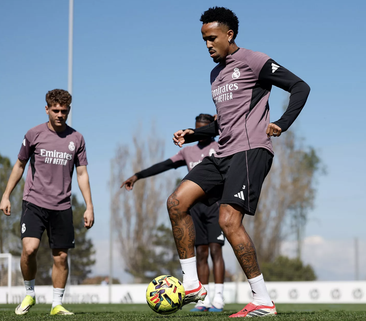 Militao hace el rondo con el resto de jugadores del Real Madrid, el 12 de marzo.