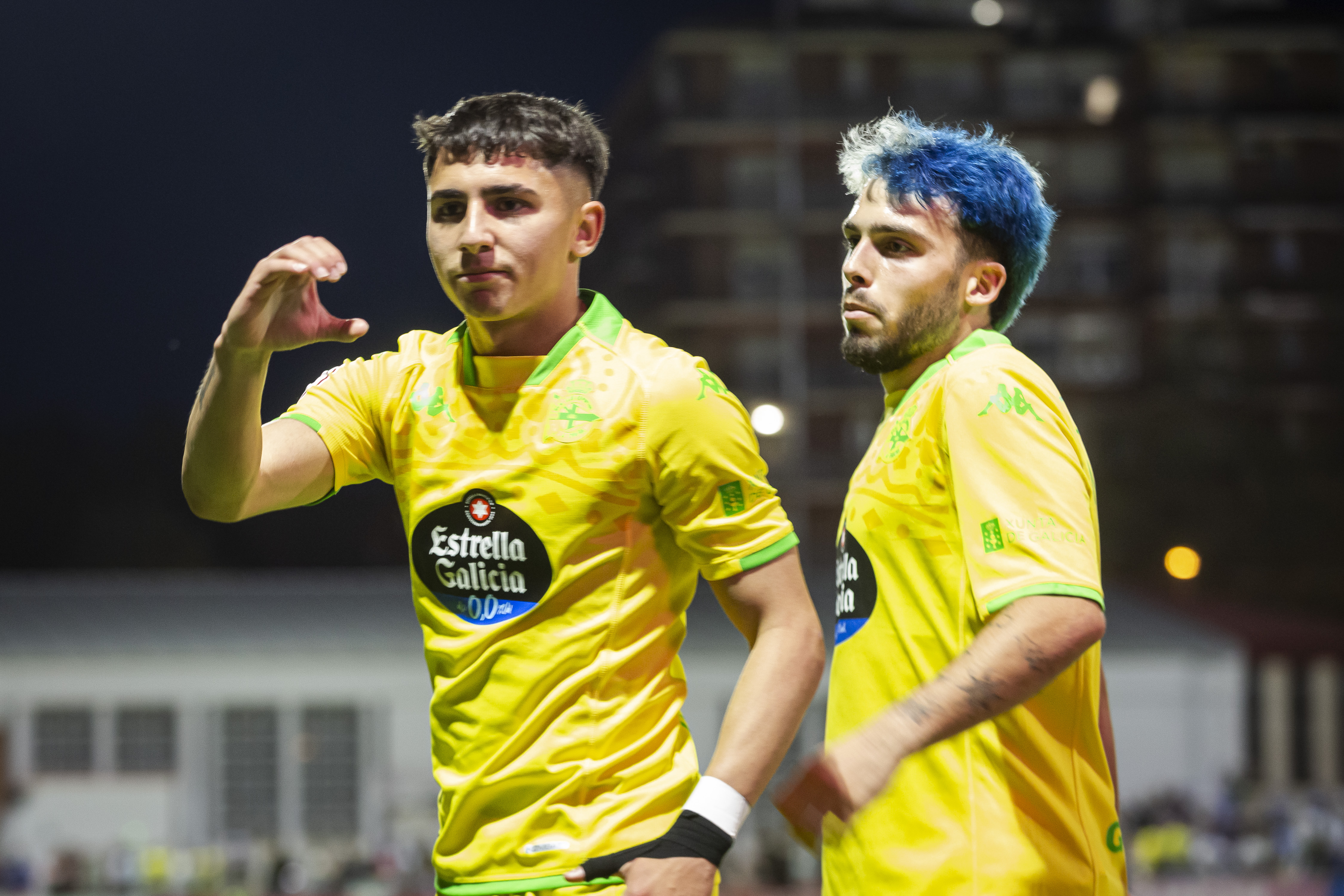 Yeremay celebra un gol del Deportivo junto a Mella.