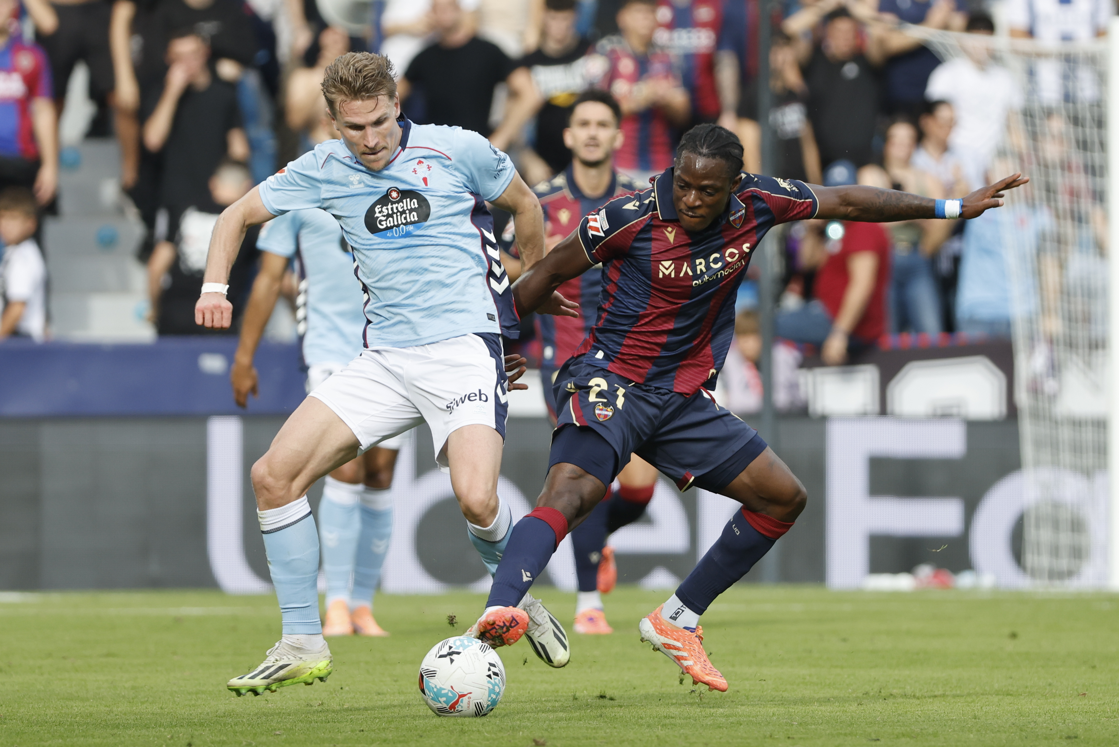 VALENCIA, 02/11/2025.- El defensa del Celta de Vigo Carl Starfelt (i) lucha por el balón con el delantero Etta Eyong (d), del Levante, durante el partido correspondiente a la undécima jornada de LaLiga EA Sports disputado este domingo en el Ciutat de València. EFE/ Ana Escobar