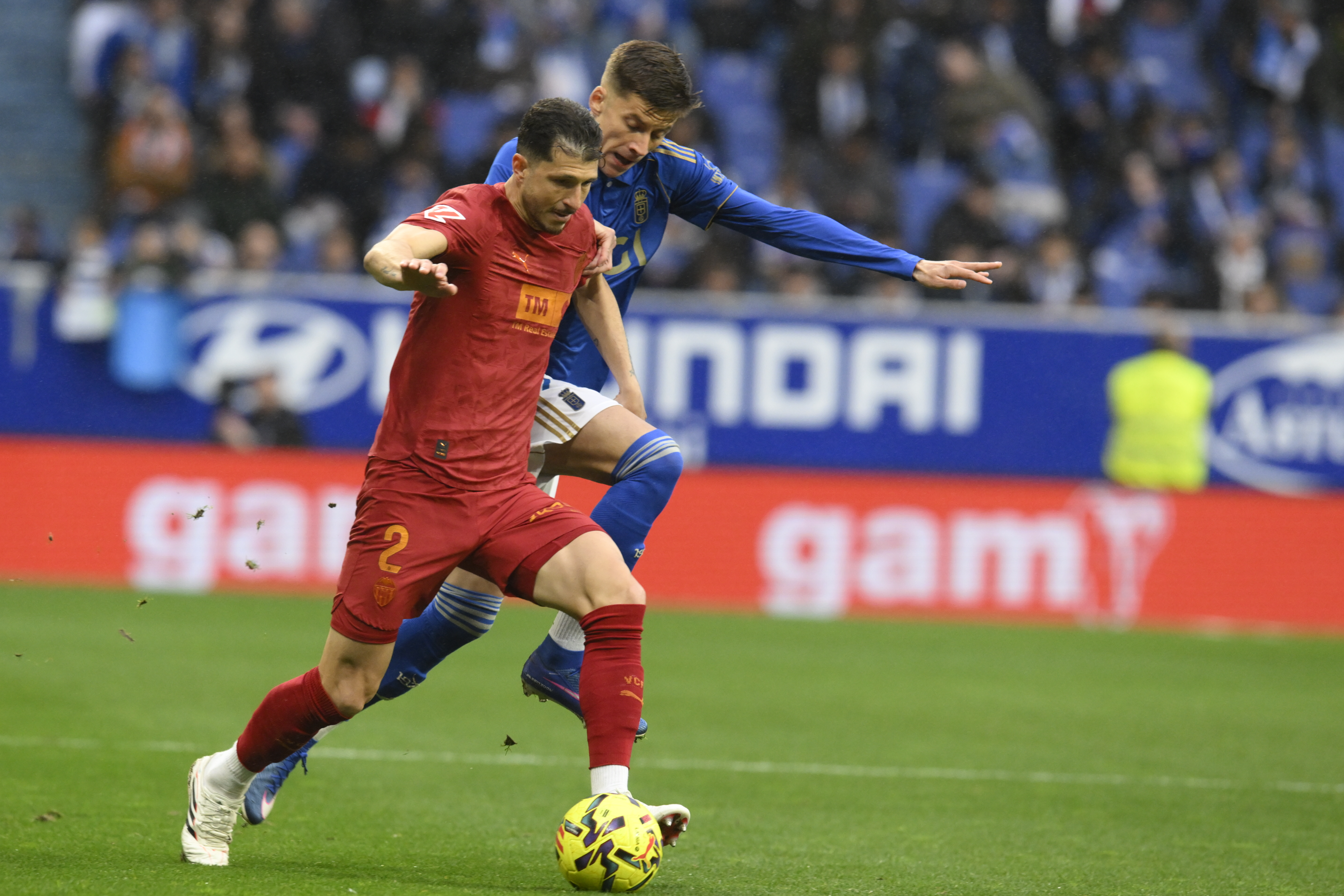 OVIEDO, 14/03/2026.- El centrocampista argentino del Valencia, Guido Rodríguez (i), se lleva el balón ante el defensor del Oviedo durante el encuentro correspondiente a la jornada 28 de LaLiga EA Sports que disputan este sábado Real Oviedo y Valencia CF en el estadio Carlos Tartiere de Oviedo. EFE/ Eloy Alonso
