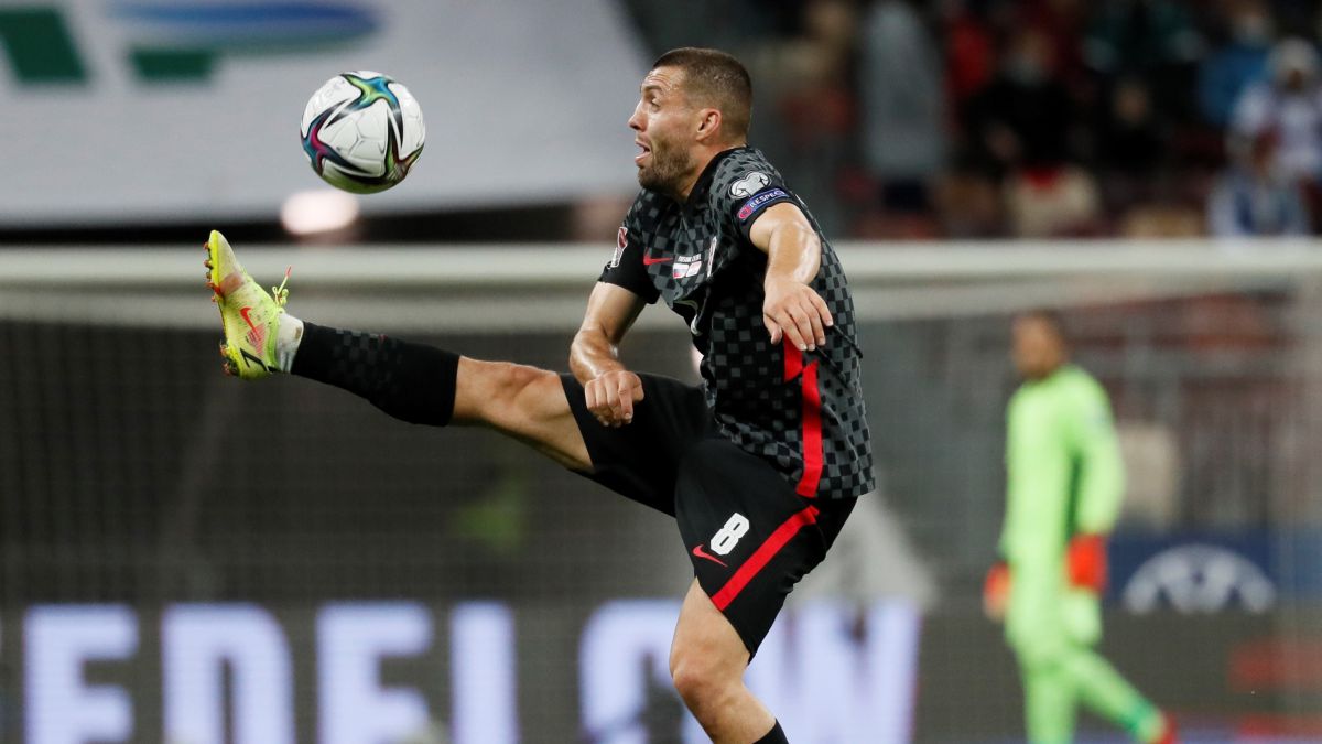 Moscow (Russian Federation), 01/09/2021.- Mateo Kovacic of Croatia in action during the FIFA World Cup 2022 Group H qualifying soccer match between Croatia and Russia in Moscow, Russia, 01 September 2021. (Mundial de Fútbol, Croacia, Rusia, Moscú) EFE/EPA/YURI KOCHETKOV