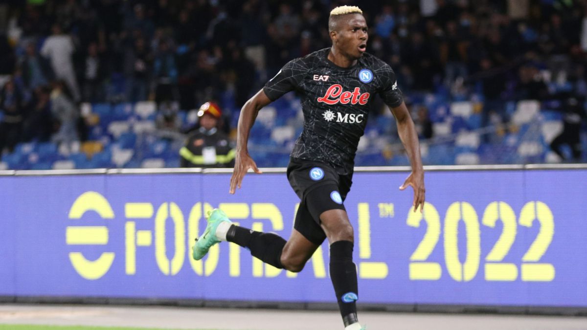 Naples (Italy), 17/10/2021.- Napoli's forward Victor Osimhen celebrates after scoring the opening goal during the Italian Serie A soccer match SSC Napoli vs Torino FC at the Diego Armando Maradona stadium in Naples, Italy, 17 October 2021. (Italia, Nápoles) EFE/EPA/CESARE ABBATE
