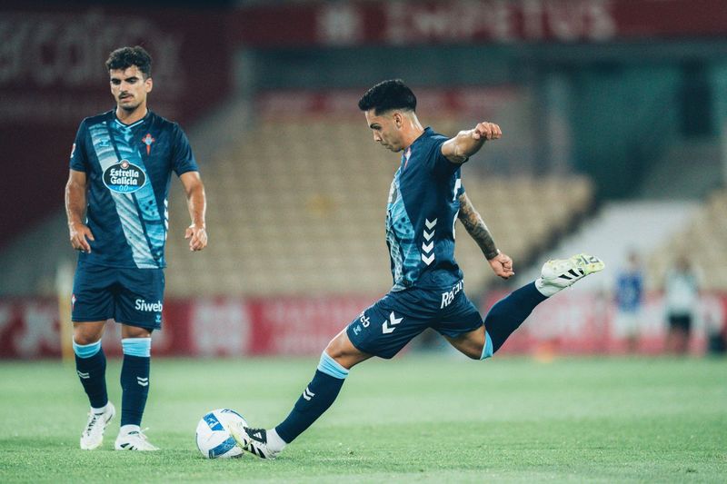 Hugo Sotelo ejecuta un lanzamiento de falta en presencia de Damián Rodríguez durante el amistoso entre el Vitória y el Celta.