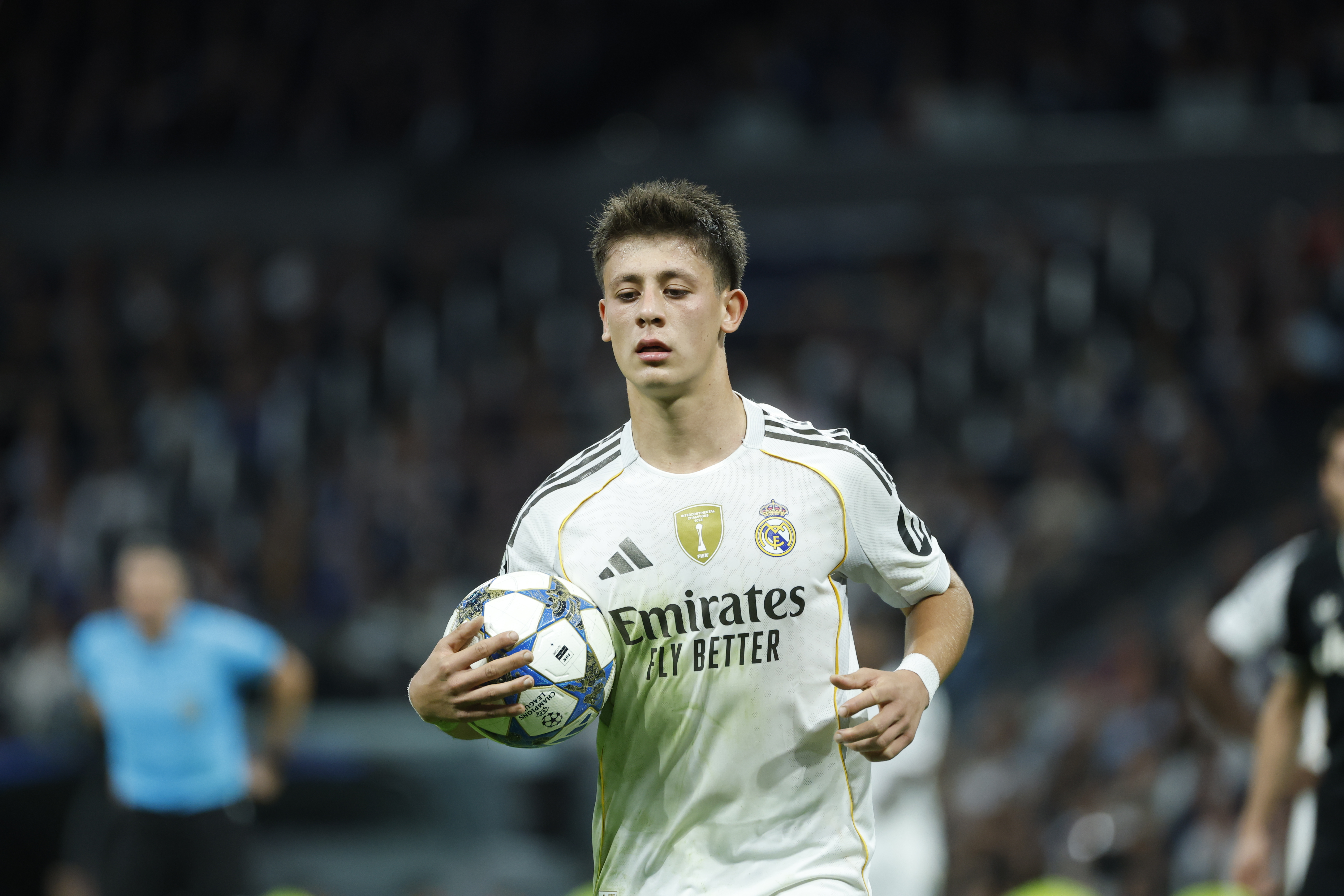 MADRID, 22/10/2025.- El centrocampista turco del Real Madrid Arda Güler con el balón, durante el partido de la tercera jornada de la Liga de Campeones que Real Madrid y Juventus disputan este miércoles en el estadio Santiago Bernabéu. EFE/Juanjo Martín
