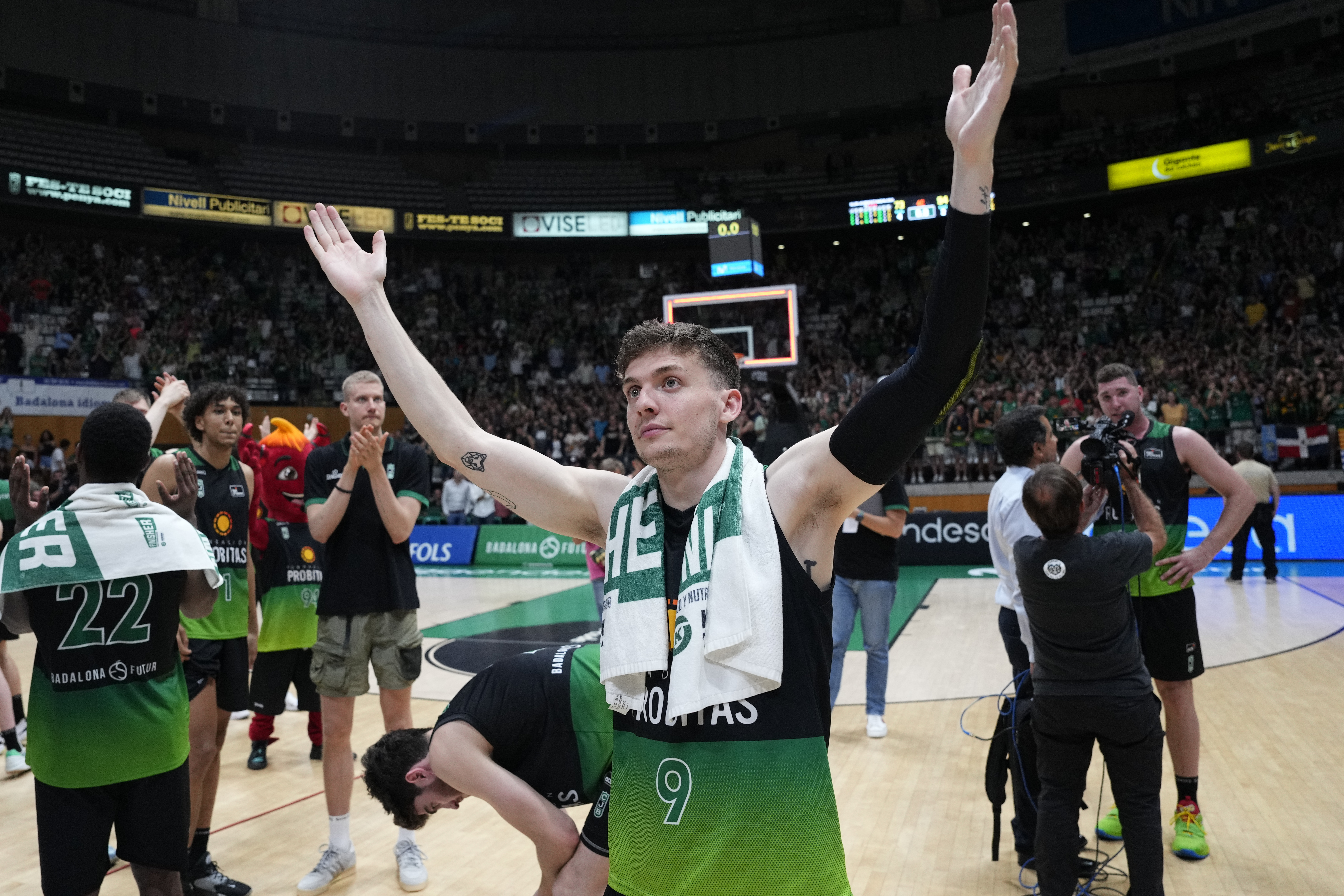 BADALONA (BARCELONA), 12/06/2023.- El escolta estadounidense del Joventut Kyle Guy saluda a la afición tras el cuarto partido de las semifinales de la Liga ACB que Joventut de Badalona y Real Madrid jugaron hoy lunes en el Olímpico de Badalona. EFE/Alejandro García
