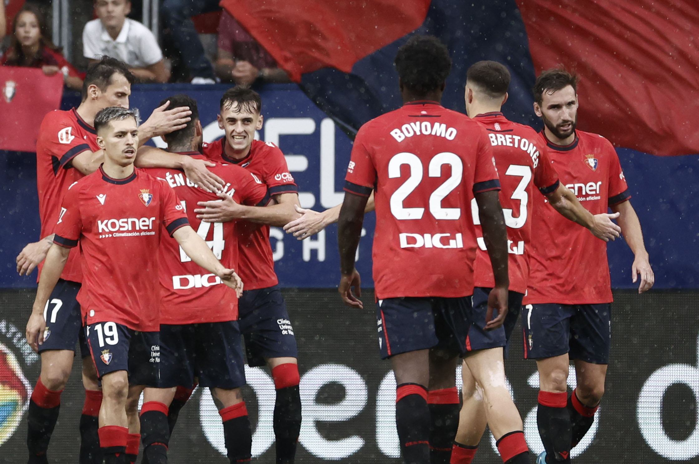 PAMPLONA, 21/09/2024.- Los jugadores de Osasuna celebran el gol de Aimar Oroz (4i), contra Las Palmas, durante el partido de la jornada 6 de LaLiga en el estadio El Sadar este sábado.-EFE/ Jesús Diges
