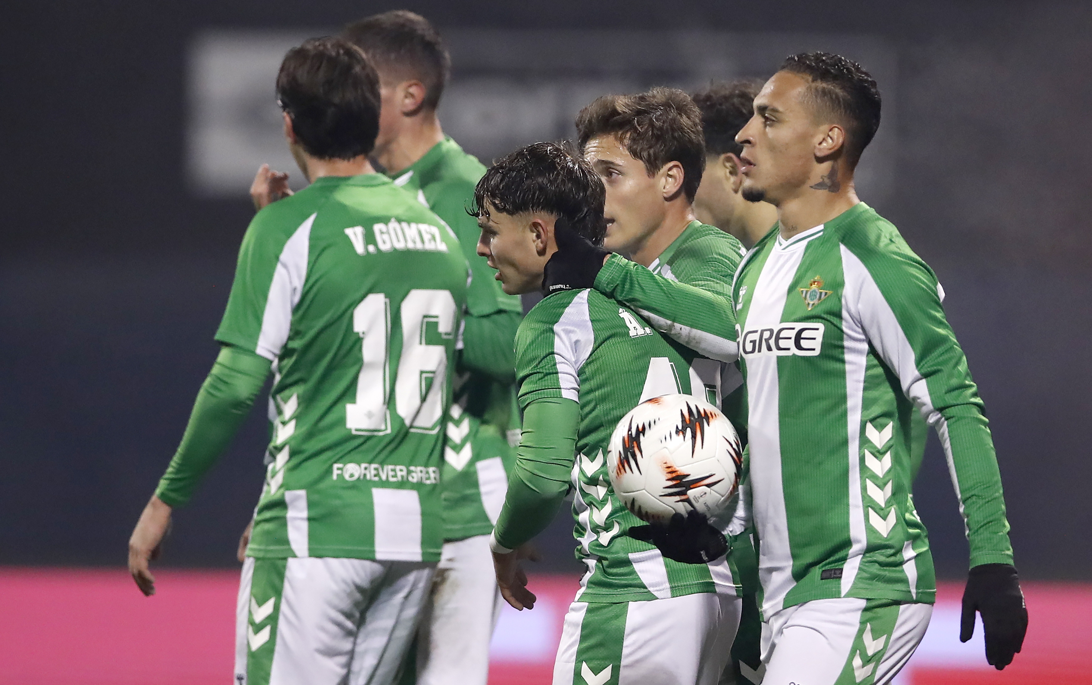 ZAGREB (Croatia), 11/12/2025.- Antony (R) of Real Betis celebrates with teammates after scoring his team's third goal during the UEFA Europa League match between BGK Dinamo Zagreb and Real Betis Balompie, in Zagreb, Croatia, 11 December 2025. (Croacia) EFE/EPA/ANTONIO BAT
