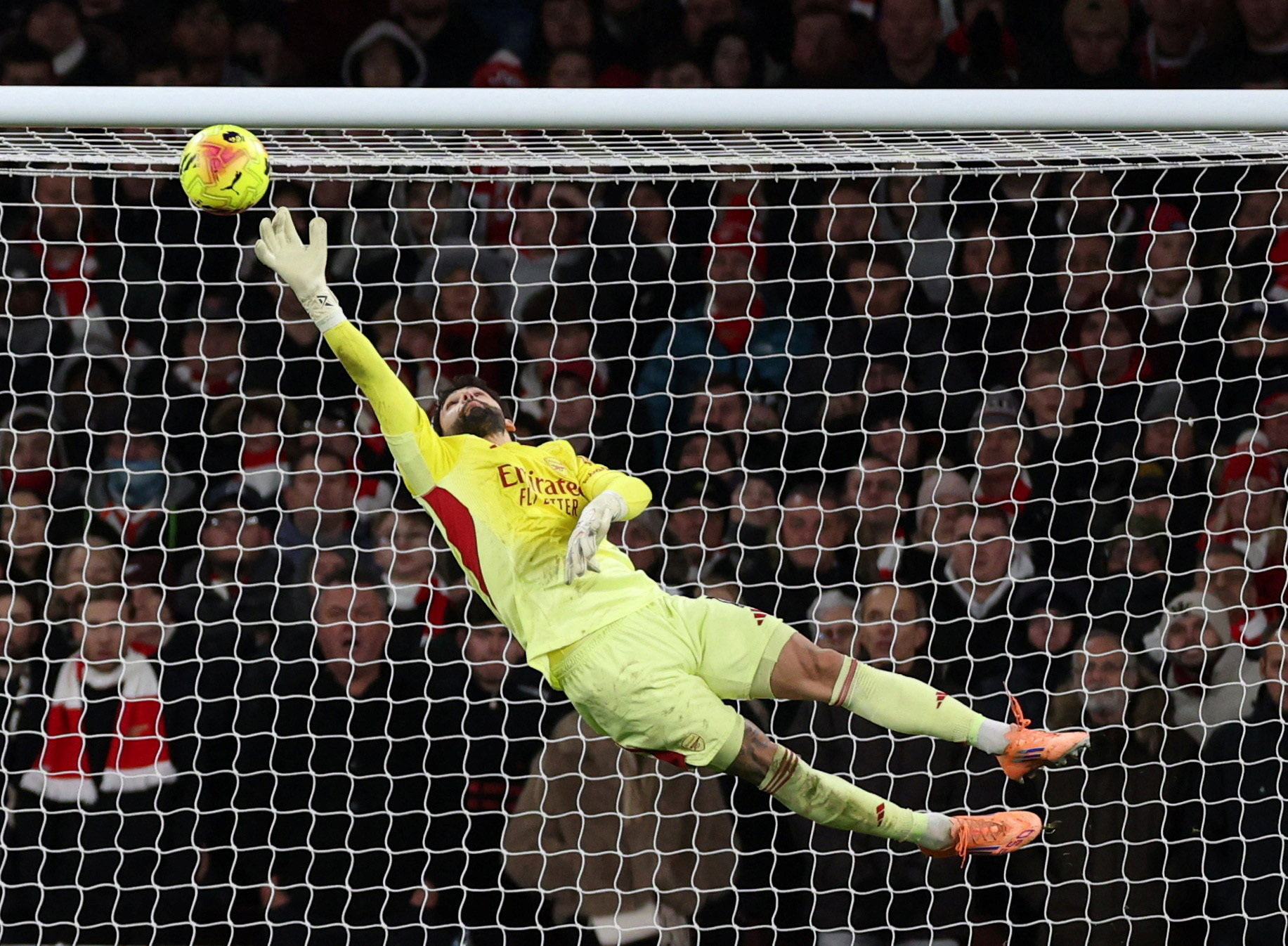 Soccer Football - Premier League - Arsenal v Brighton & Hove Albion - Emirates Stadium, London, Britain - December 27, 2025 Arsenal's David Raya saves from Brighton & Hove Albion's Yankuba Minteh Action Images via Reuters/John Sibley EDITORIAL USE ONLY. NO USE WITH UNAUTHORIZED AUDIO, VIDEO, DATA, FIXTURE LISTS, CLUB/LEAGUE LOGOS OR 'LIVE' SERVICES. ONLINE IN-MATCH USE LIMITED TO 120 IMAGES, NO VIDEO EMULATION. NO USE IN BETTING, GAMES OR SINGLE CLUB/LEAGUE/PLAYER PUBLICATIONS. PLEASE CONTACT YOUR ACCOUNT REPRESENTATIVE FOR FURTHER DETAILS.. TPX IMAGES OF THE DAY
