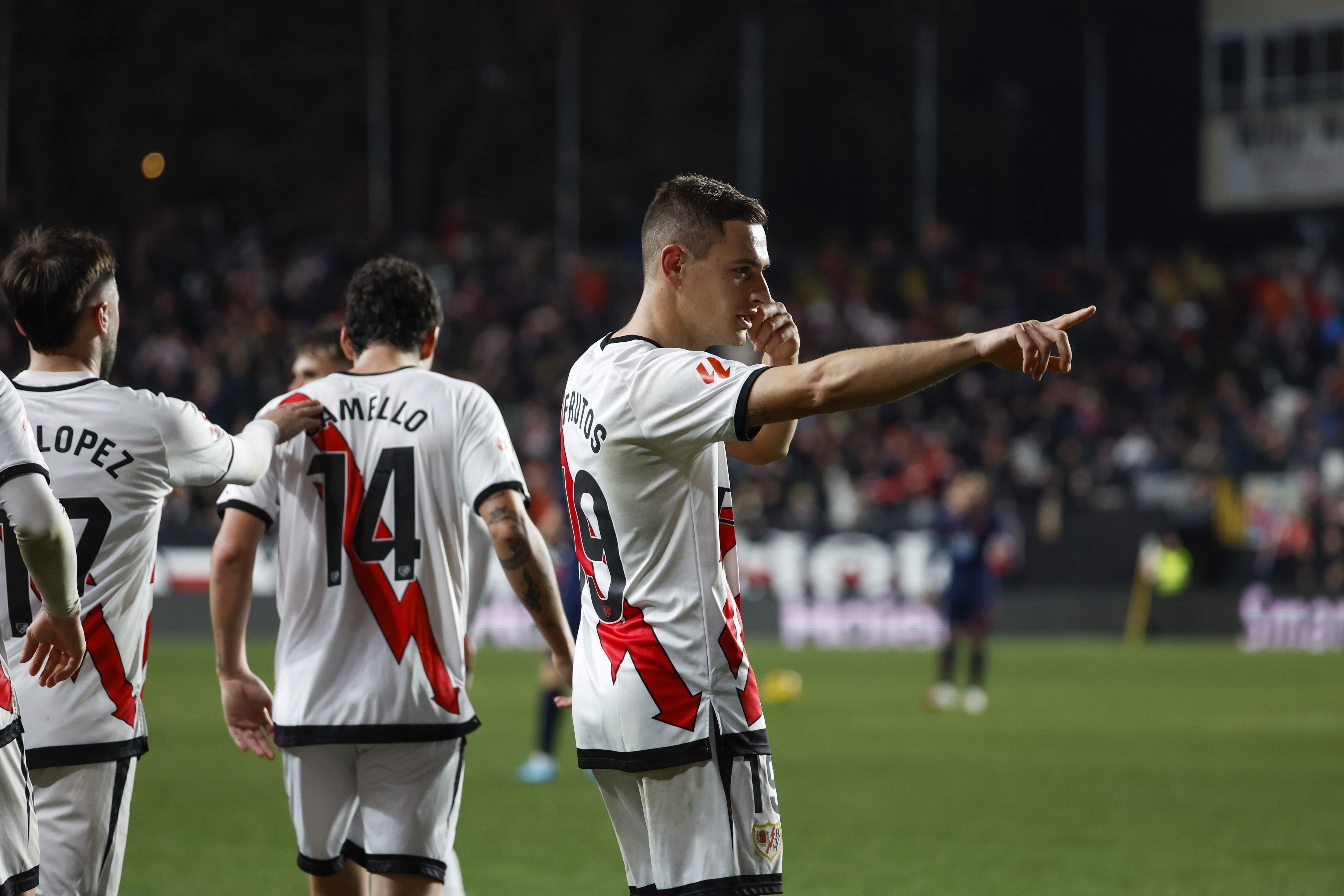 Vallecas celebra la mala noche de Guaita