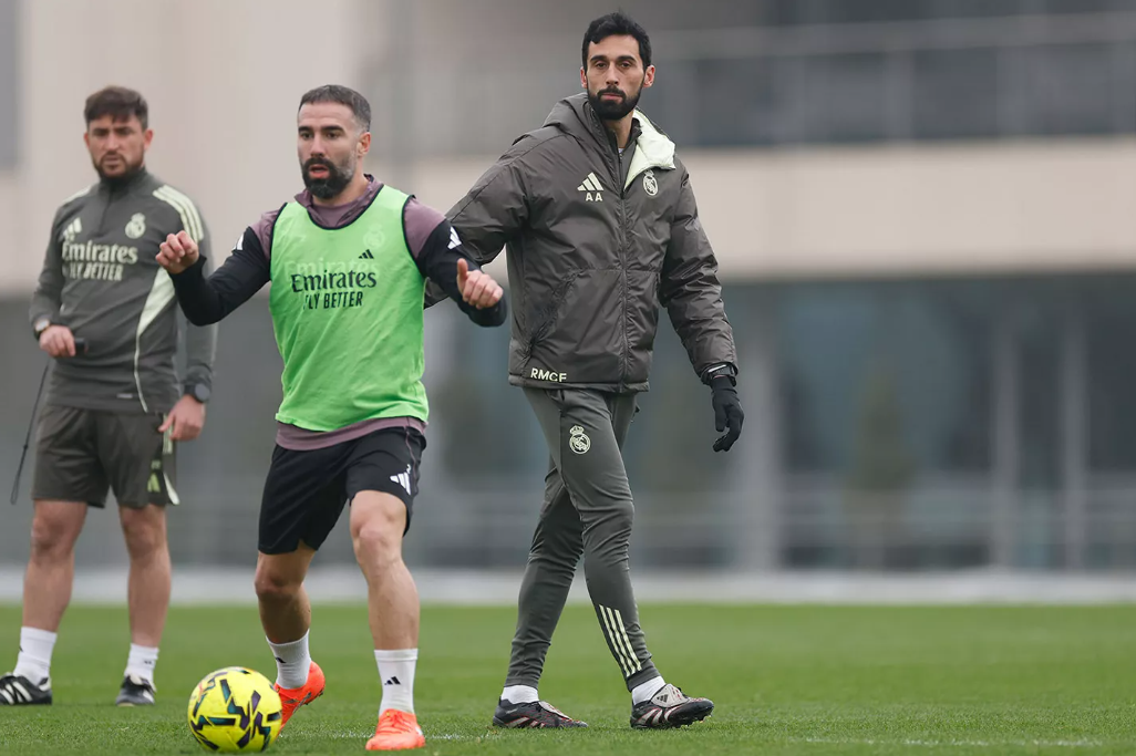 Arbeloa observa a Carvajal en el entrenamiento de este jueves en Valdebebas.