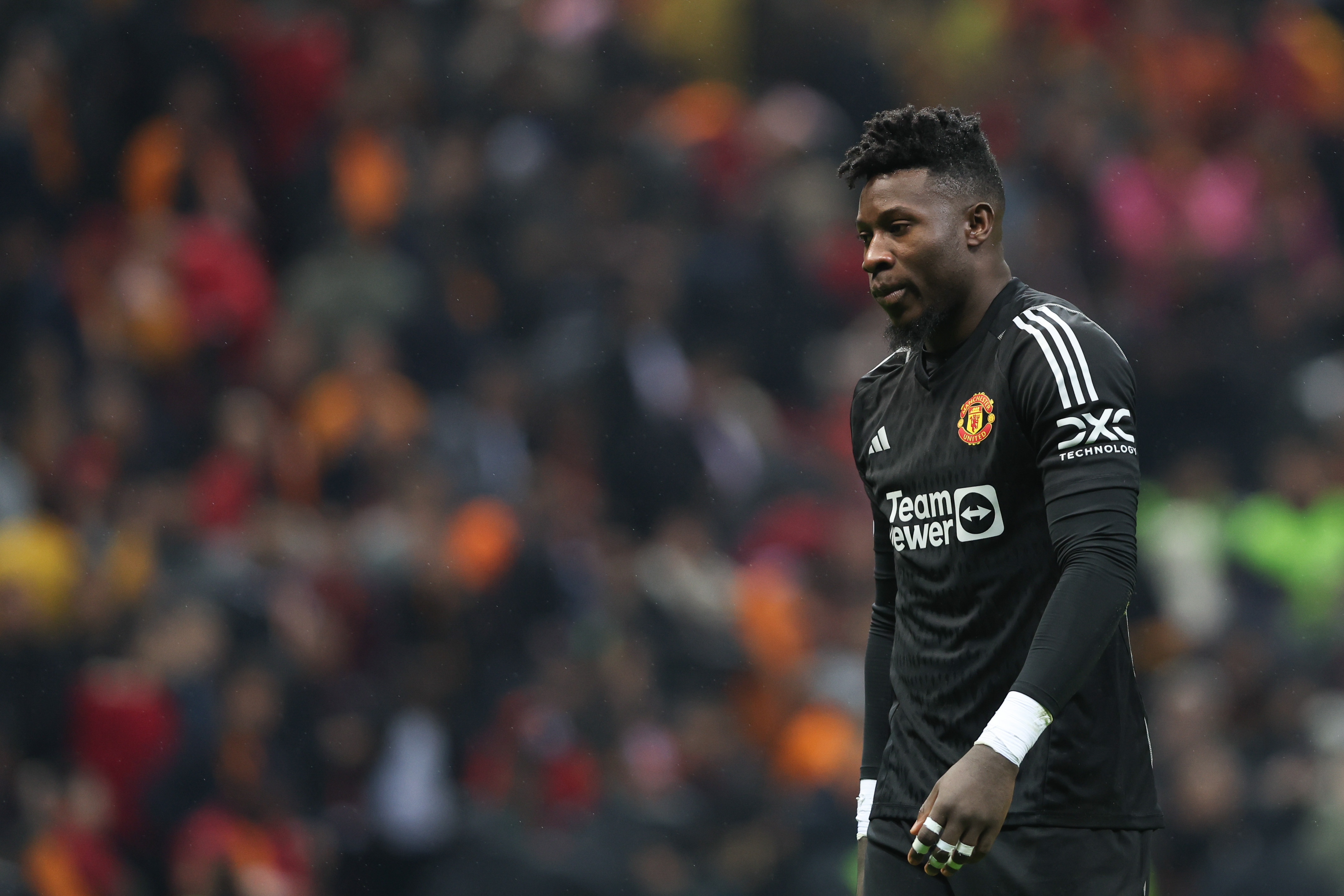 Istanbul (Turkey), 29/11/2023.- Manchester United's goalkeeper Andre Onana reacts after the UEFA Champions League group A soccer match between Galatasaray SK and Manchester United in Istanbul, Turkey, 29 November 2023. (Liga de Campeones, Turquía, Estanbul) EFE/EPA/TOLGA BOZOGLU
