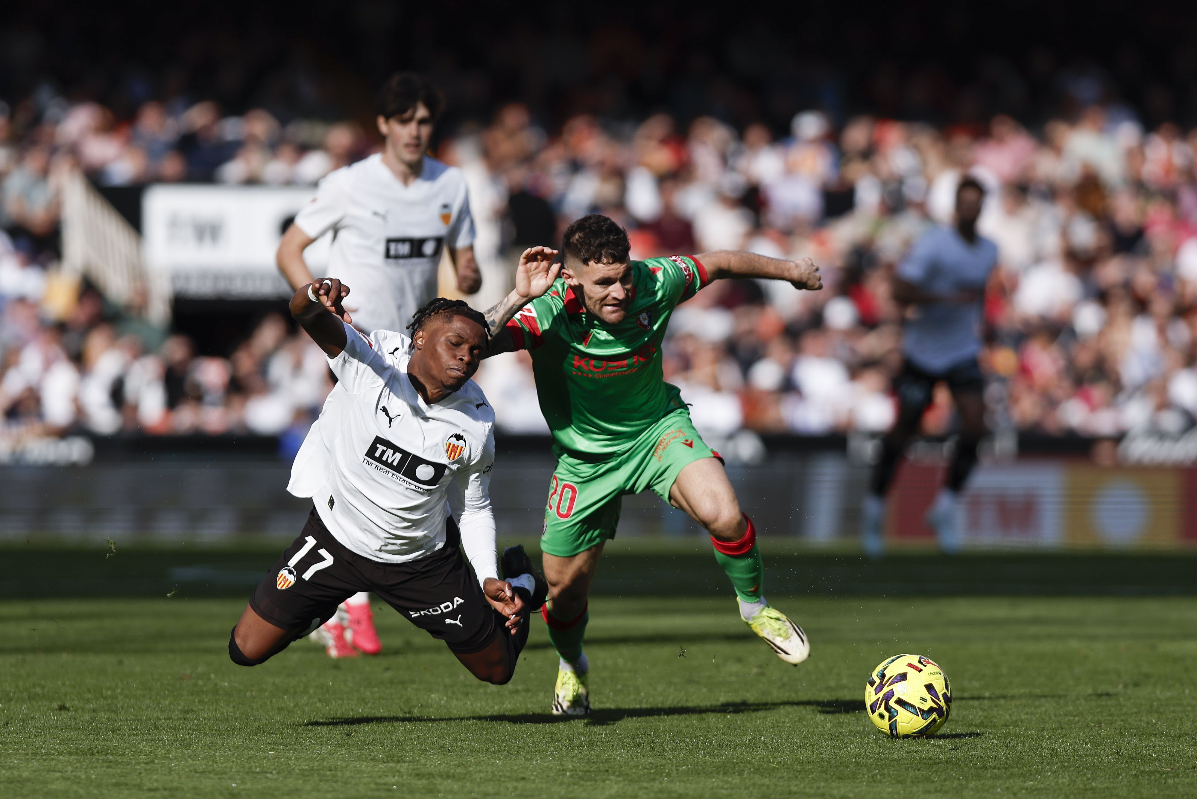 VALENCIA, 01/03/2026.- El defensa de Osasuna Javier Galán, y el centrocampista del Valencia Largie Ramazani, durante el partido de la jornada 26 de LaLiga entre el Valencia y el Osasuna, este domingo en el estadio de Mestalla en Valecia.-EFE/ Biel Aliño