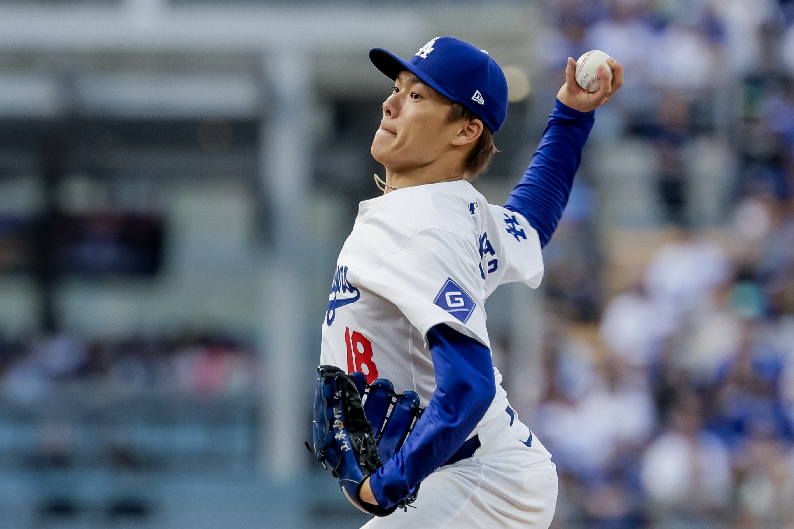 Yoshinobu Yamamoto, pitcher de Los Angeles Dodgers, lanza contra los San Diego Padres durante el Juego 5 de la Serie Divisional de la Liga Nacional.