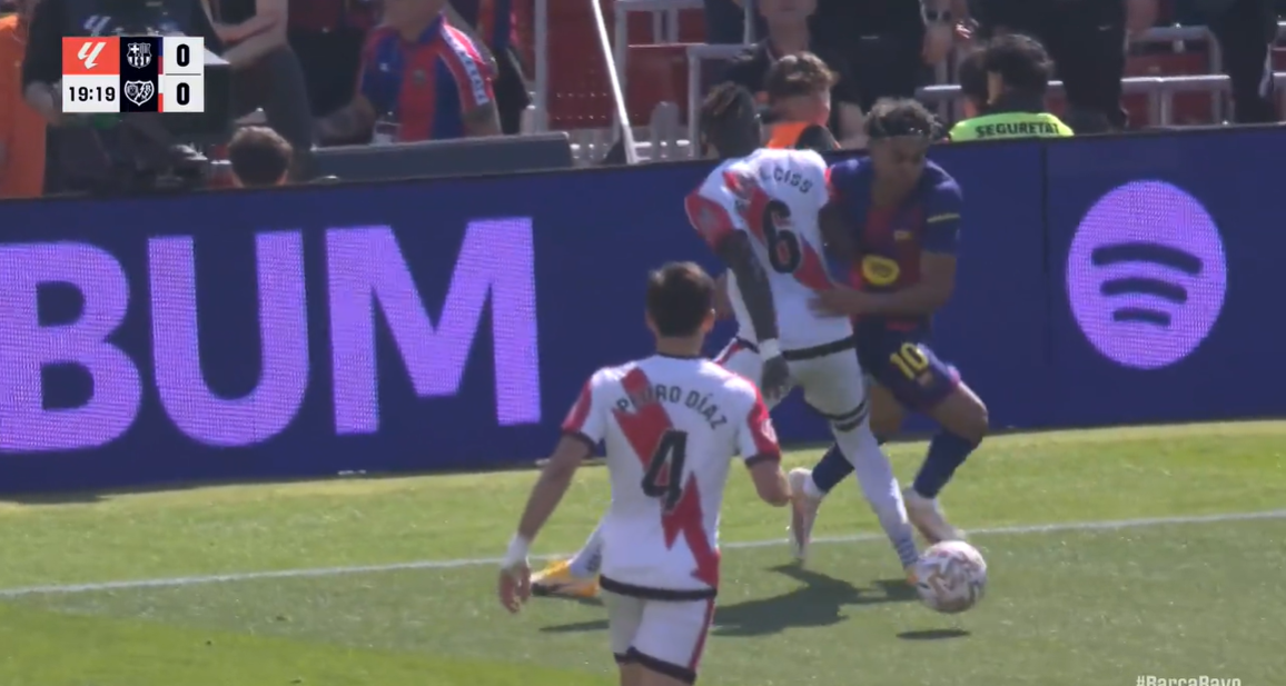 La acción de Lamine: indignación en ‘X’ por piscinazo y para Iturralde “es penalti, le menea la pierna”