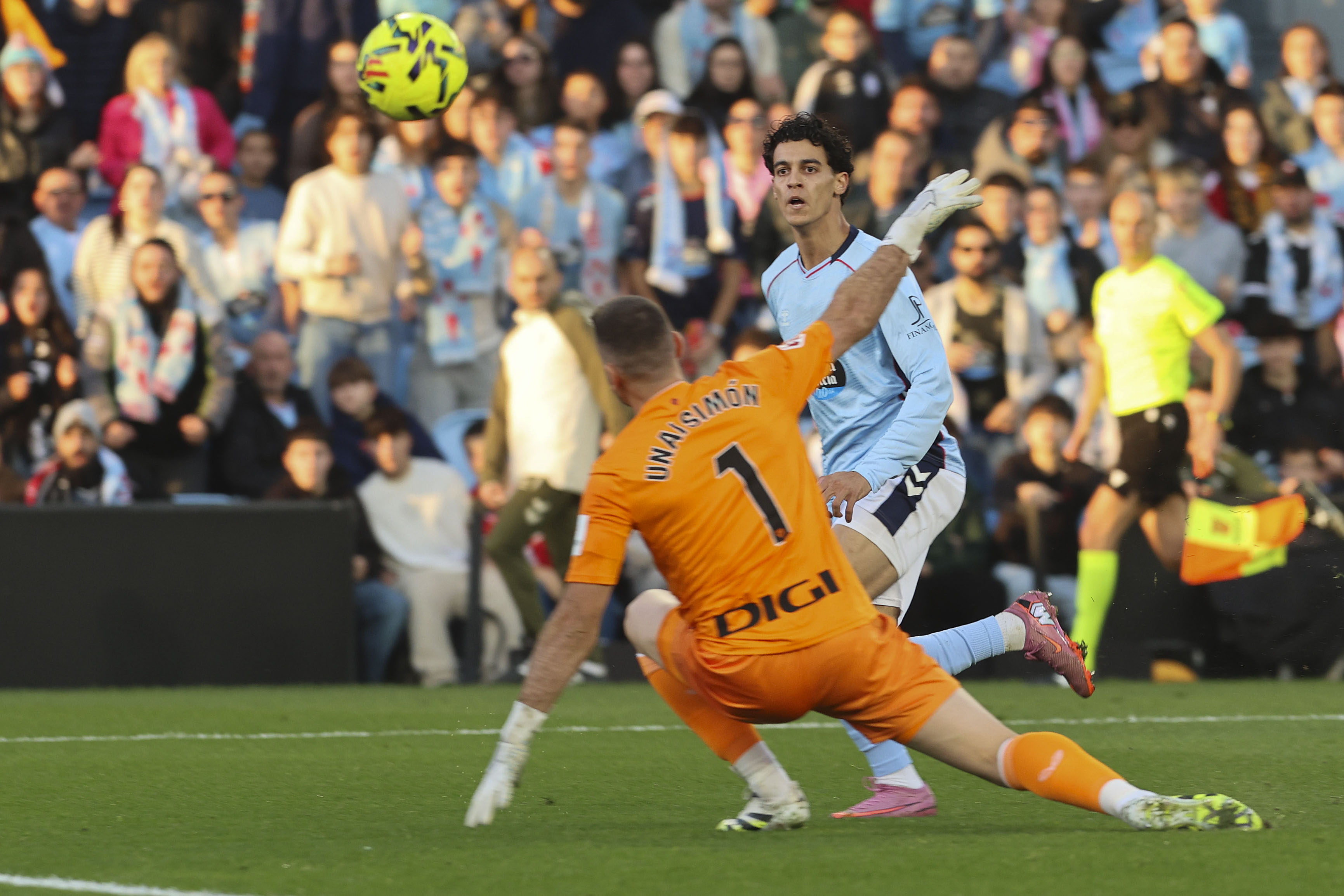 VIGO (PONTEVEDRA), 14/12/2025.- Jones El Abdellaoui, del Celta, eleva el balón ante el portero del Athletic Unai Simón para marcar el segundo gol del conjunto vigués, durante el partido de LaLiga disputado este domingo en el estadio de Balaídos. EFE/Salvador Sas