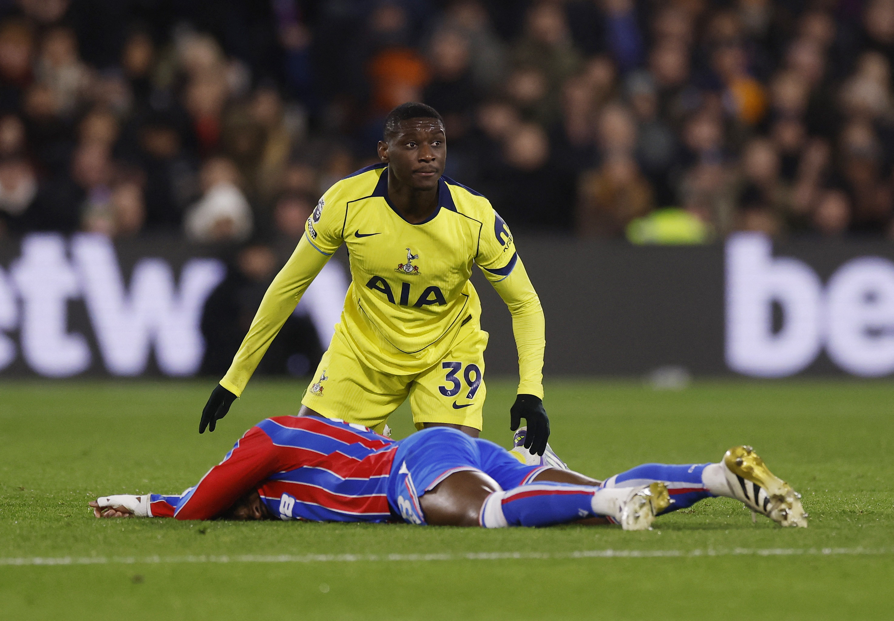 Soccer Football - Premier League - Crystal Palace v Tottenham Hotspur - Selhurst Park, London, Britain - December 28, 2025  Crystal Palace's Jefferson Lerma reacts after sustaining an injury as Tottenham Hotspur's Randal Kolo Muani looks on Action Images via Reuters/Andrew Couldridge EDITORIAL USE ONLY. NO USE WITH UNAUTHORIZED AUDIO, VIDEO, DATA, FIXTURE LISTS, CLUB/LEAGUE LOGOS OR 'LIVE' SERVICES. ONLINE IN-MATCH USE LIMITED TO 120 IMAGES, NO VIDEO EMULATION. NO USE IN BETTING, GAMES OR SINGLE CLUB/LEAGUE/PLAYER PUBLICATIONS. PLEASE CONTACT YOUR ACCOUNT REPRESENTATIVE FOR FURTHER DETAILS..
