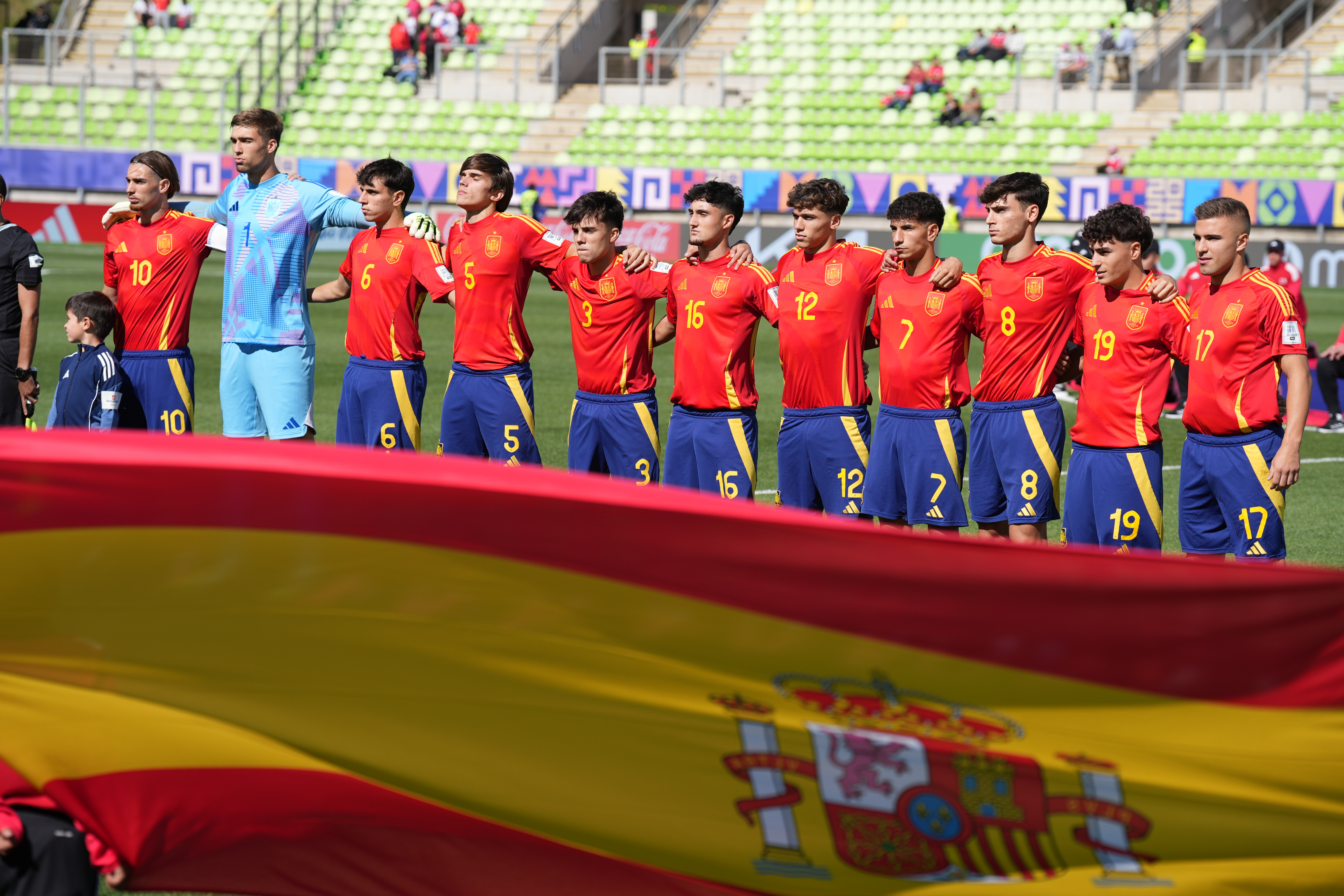 AMDEP5467. VALPARAISO (CHILE), 07/10/2025.- Jugadores de España forman este martes, en un partido de octavos de final de la Copa Mundial Sub-20 entre Ucrania y España en el estadio Elías Figueroa Brander en Valparaiso (Chile). Adriana Thomasa
