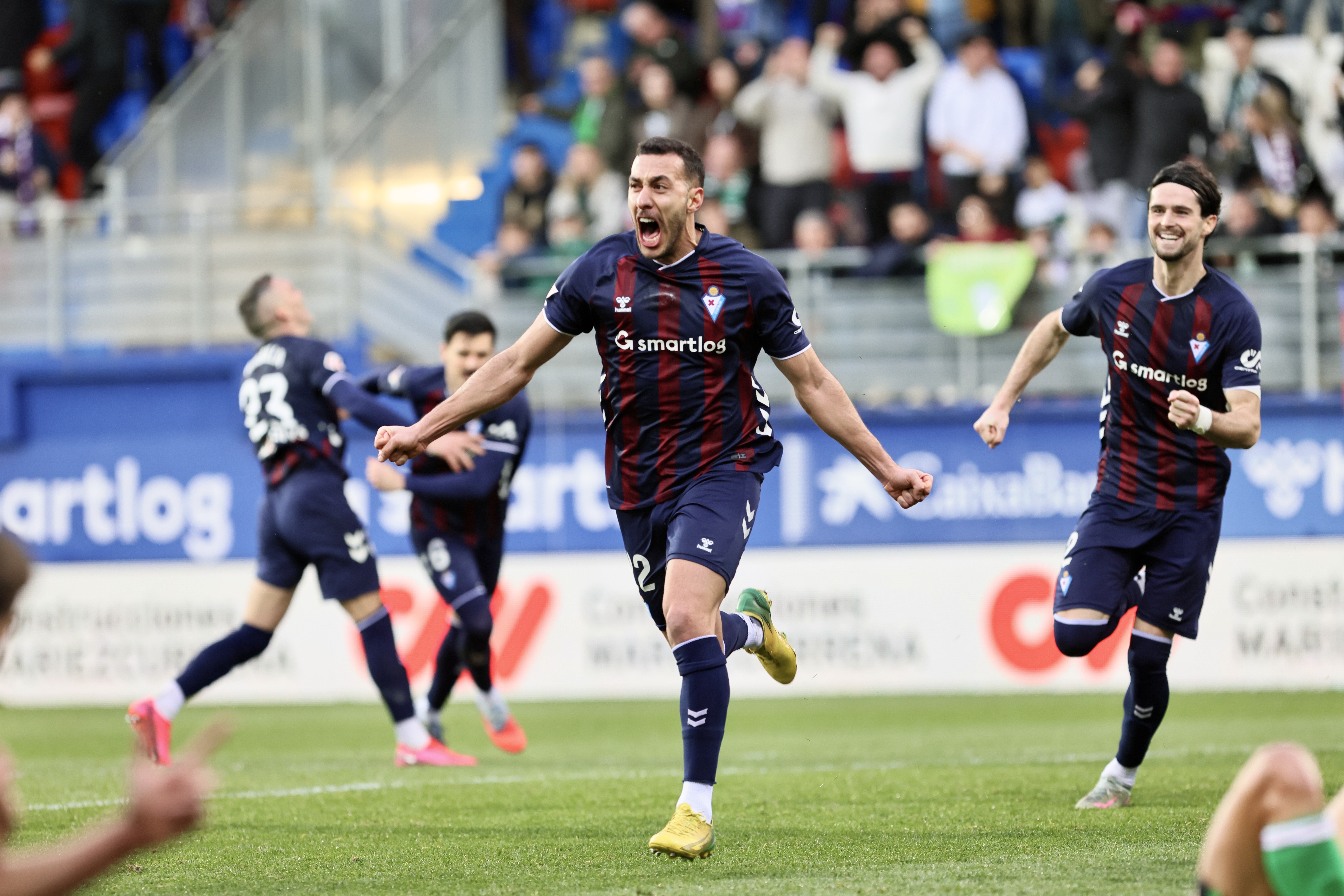 Ipurua se abona a la épica para rematar al líder en el descuento