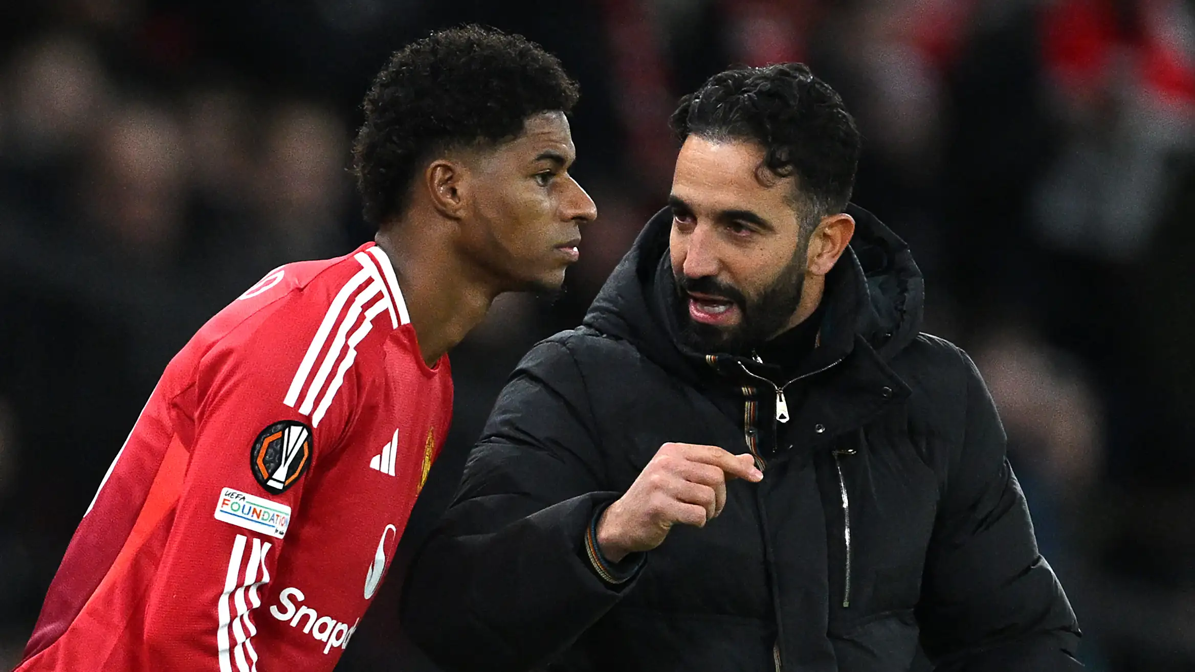 Marcus Rashford, jugador del Manchester United, recibe indicaciones de su entrenador Ruben Amorim antes de entrar al terreno de juego.