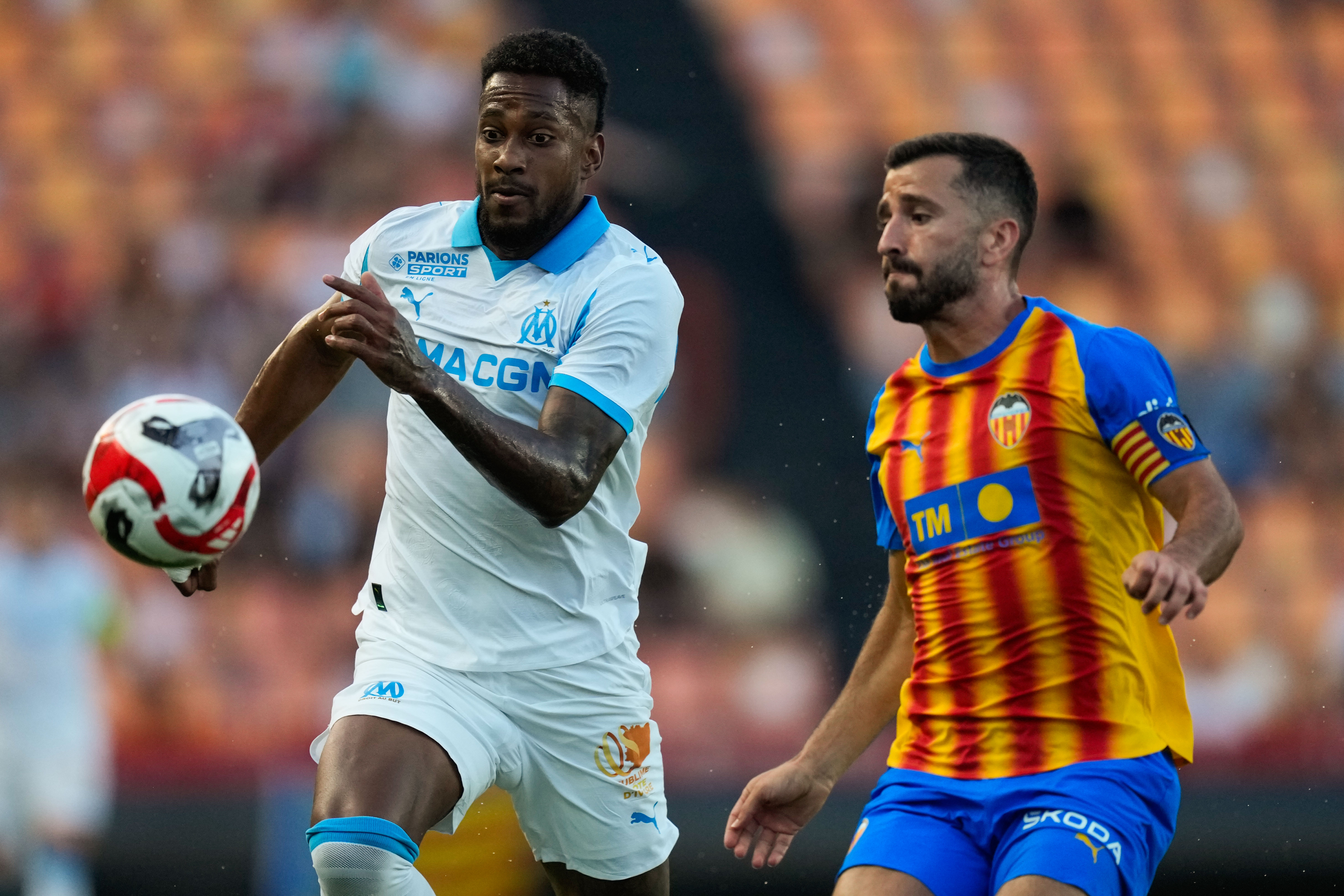 TARRAGONA, 29/07/2025.- El defensa del Olympique Michael Murillo (i) juega un balón ante José Luis Gayá, del Valencia, durante el partido amistoso que disputan este martes en el Nou Estadi Costa Daurada, en Tarragona. EFE/Enric Fontcuberta