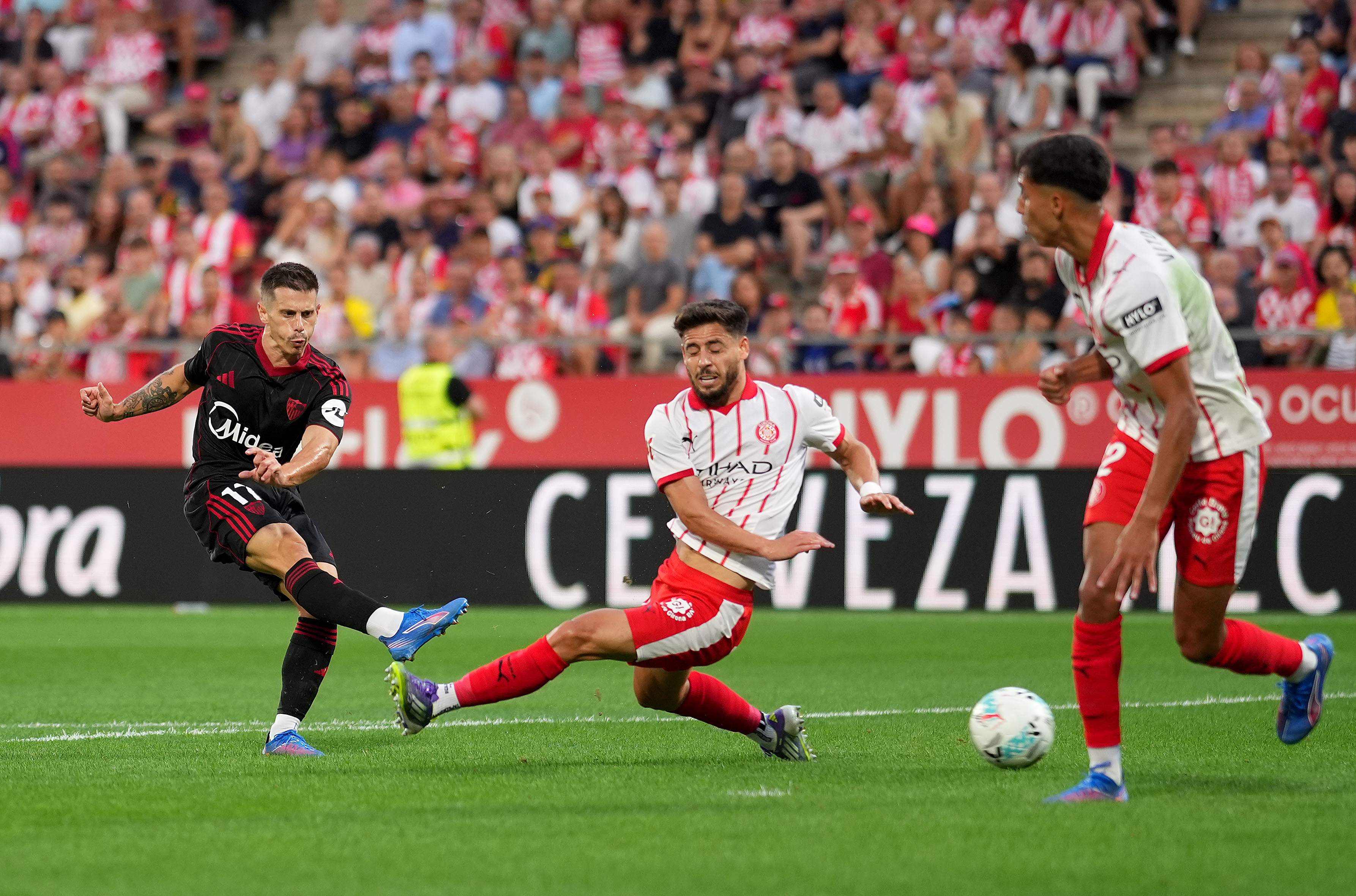 GIRONA, SPAIN - AUGUST 30: Alfonso Gonzalez of Sevilla FC scores his team's first goal under pressure from Alex Moreno of Girona during the LaLiga EA Sports match between Girona FC and Sevilla FC at Montilivi Stadium on August 30, 2025 in Girona, Spain. (Photo by Alex Caparros/Getty Images)

PUBLICADA 30/08/25 NA MA17 3COL
