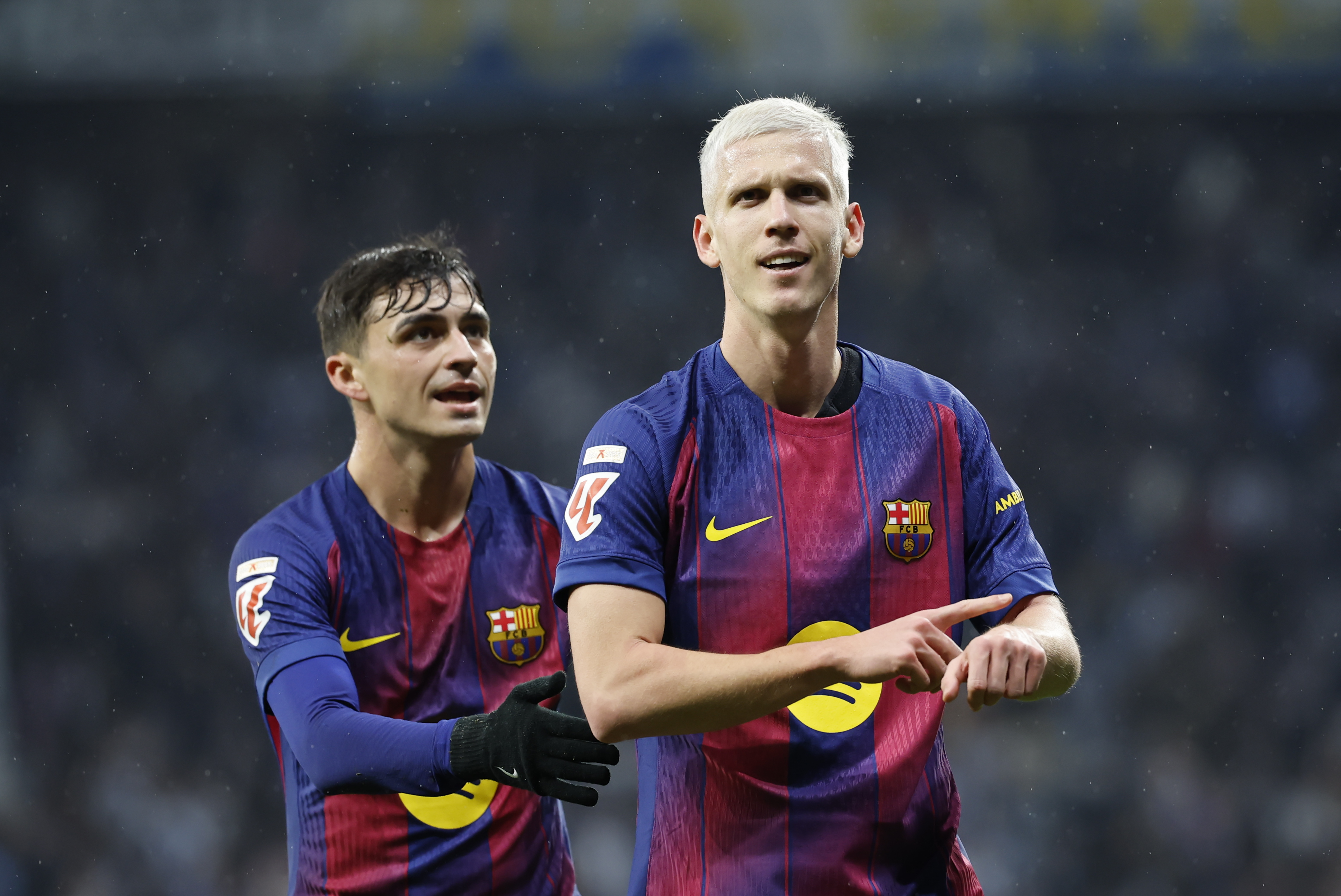 CORNELLÁ-EL PRAT (BARCELONA), 03/01/2026.- El centrocampista del Barcelona Dani Olmo (d) celebra su gol durante el partido de la jornada 18 de LaLiga entre el RCD Espanyol y el FC Barcelona, este sábado en el RCDE Stadium. EFE/Andreu Dalmau
