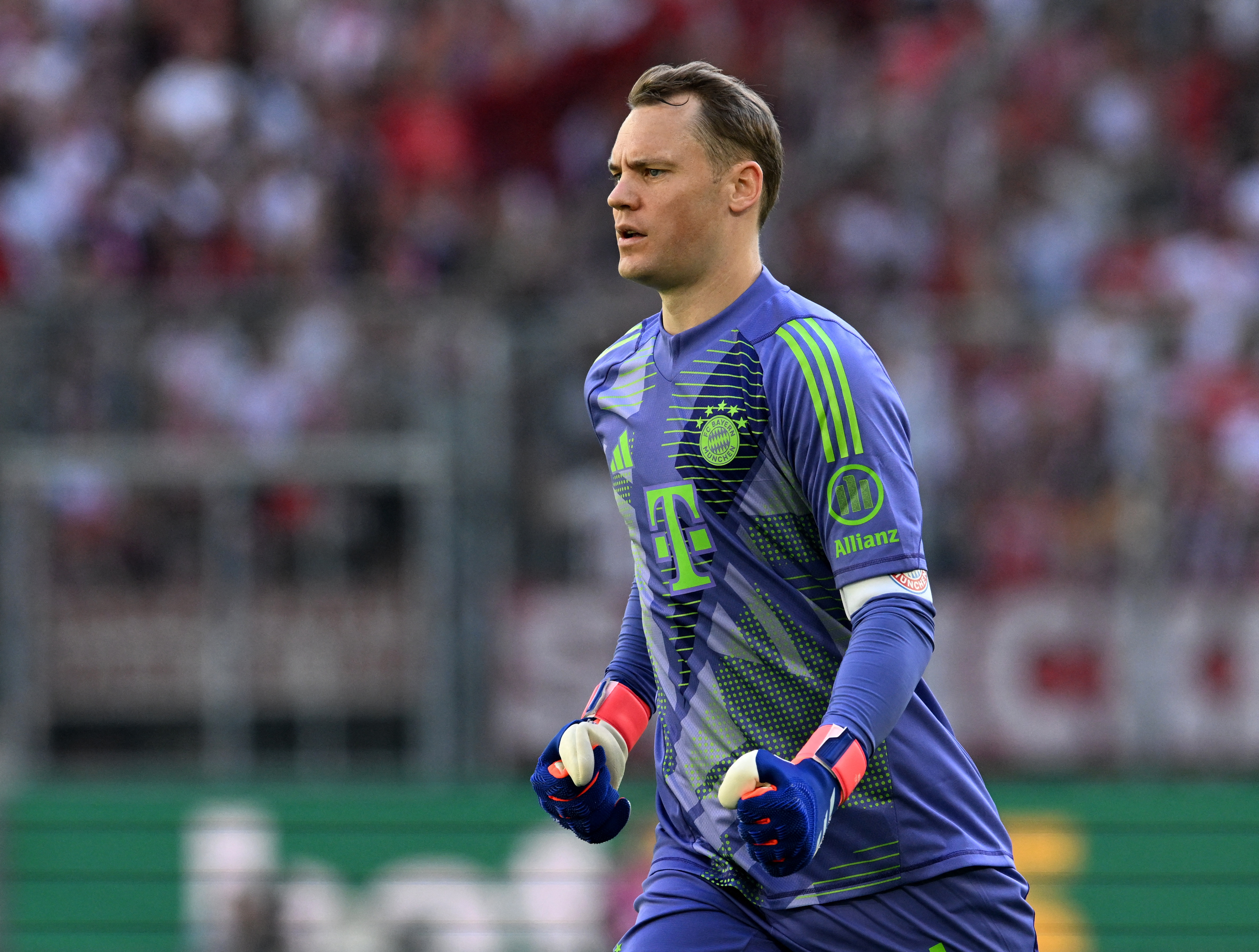 Soccer Football - Bundesliga - VfL Wolfsburg v Bayern Munich - Volkswagen Arena, Wolfsburg, Germany - August 25, 2024 Bayern Munich's Manuel Neuer reacts after Jamal Musiala scores their first goal REUTERS/Carmen Jaspersen DFL REGULATIONS PROHIBIT ANY USE OF PHOTOGRAPHS AS IMAGE SEQUENCES AND/OR QUASI-VIDEO.