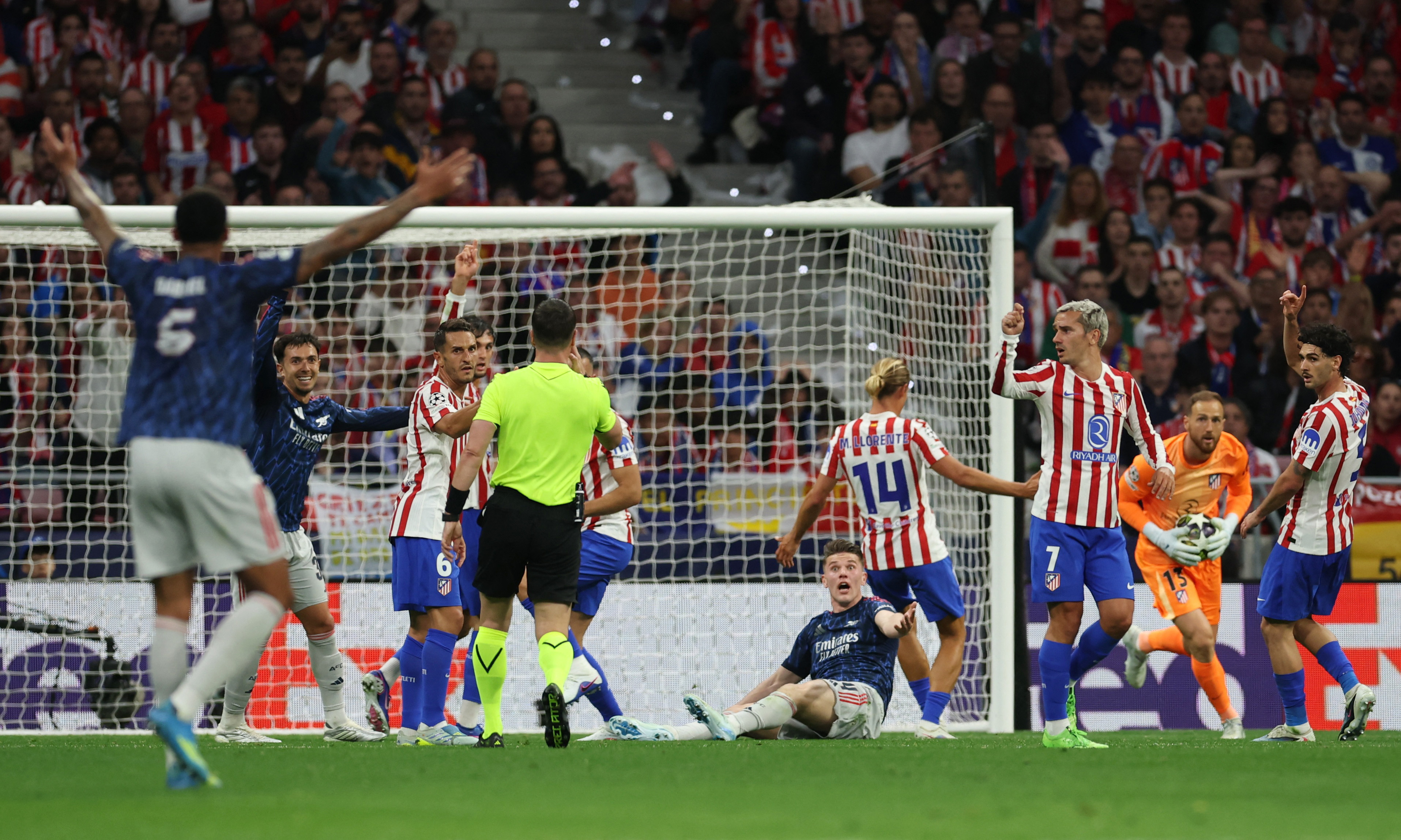 Soccer Football - UEFA Champions League - Semi Final - First Leg - Atletico Madrid v Arsenal - Riyadh Air Metropolitano, Madrid, Spain - April 29, 2026 Referee Danny Makkelie concedes a penalty to Arsenal REUTERS/Isabel Infantes