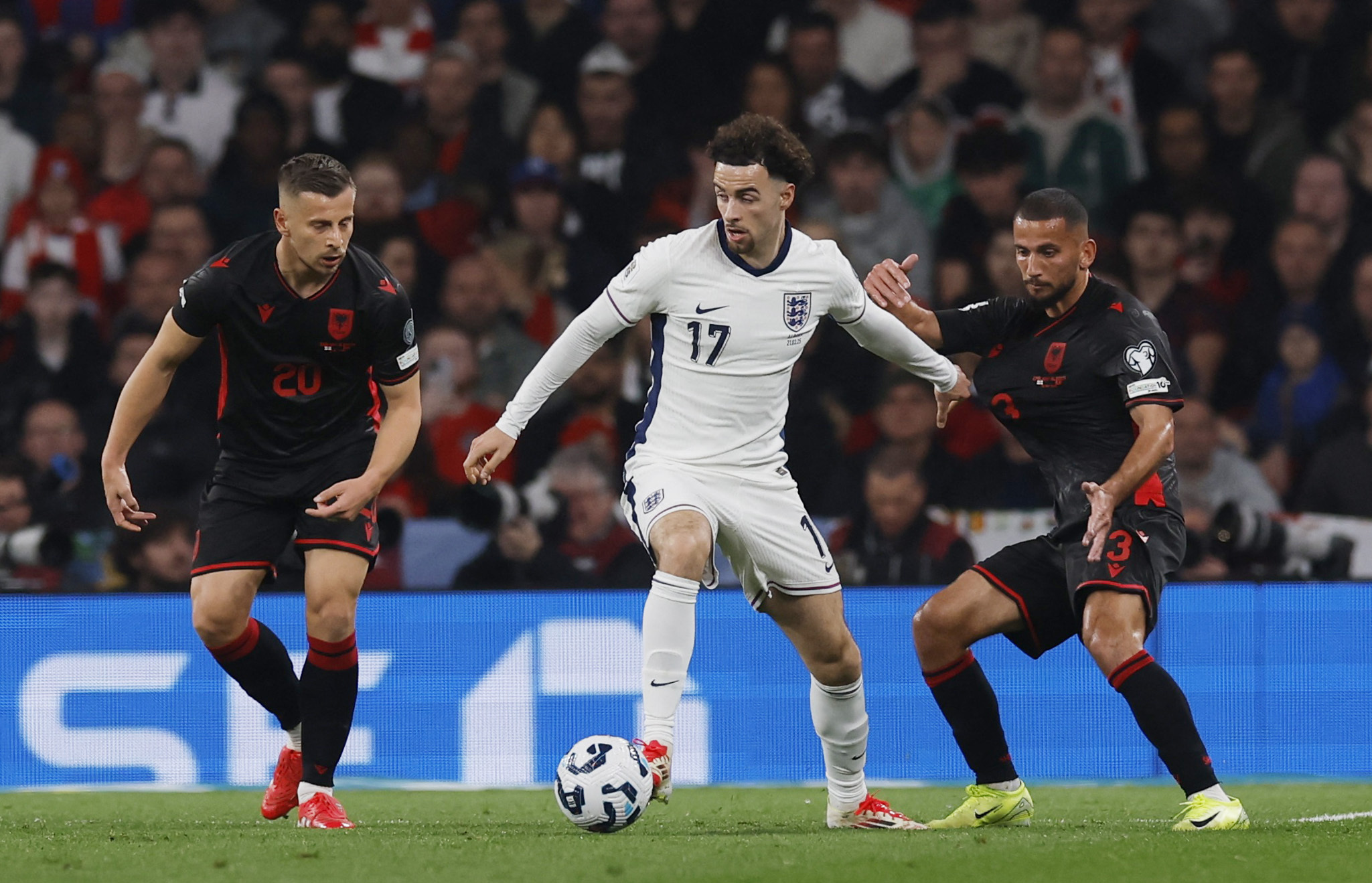 Soccer Football - World Cup - European Qualifiers - Group K - England v Albania - Wembley Stadium, London, Britain - March 21, 2025 England's Curtis Jones in action with Albania's Ylber Ramadani and Naser Aliji Action Images via Reuters/Andrew Couldridge