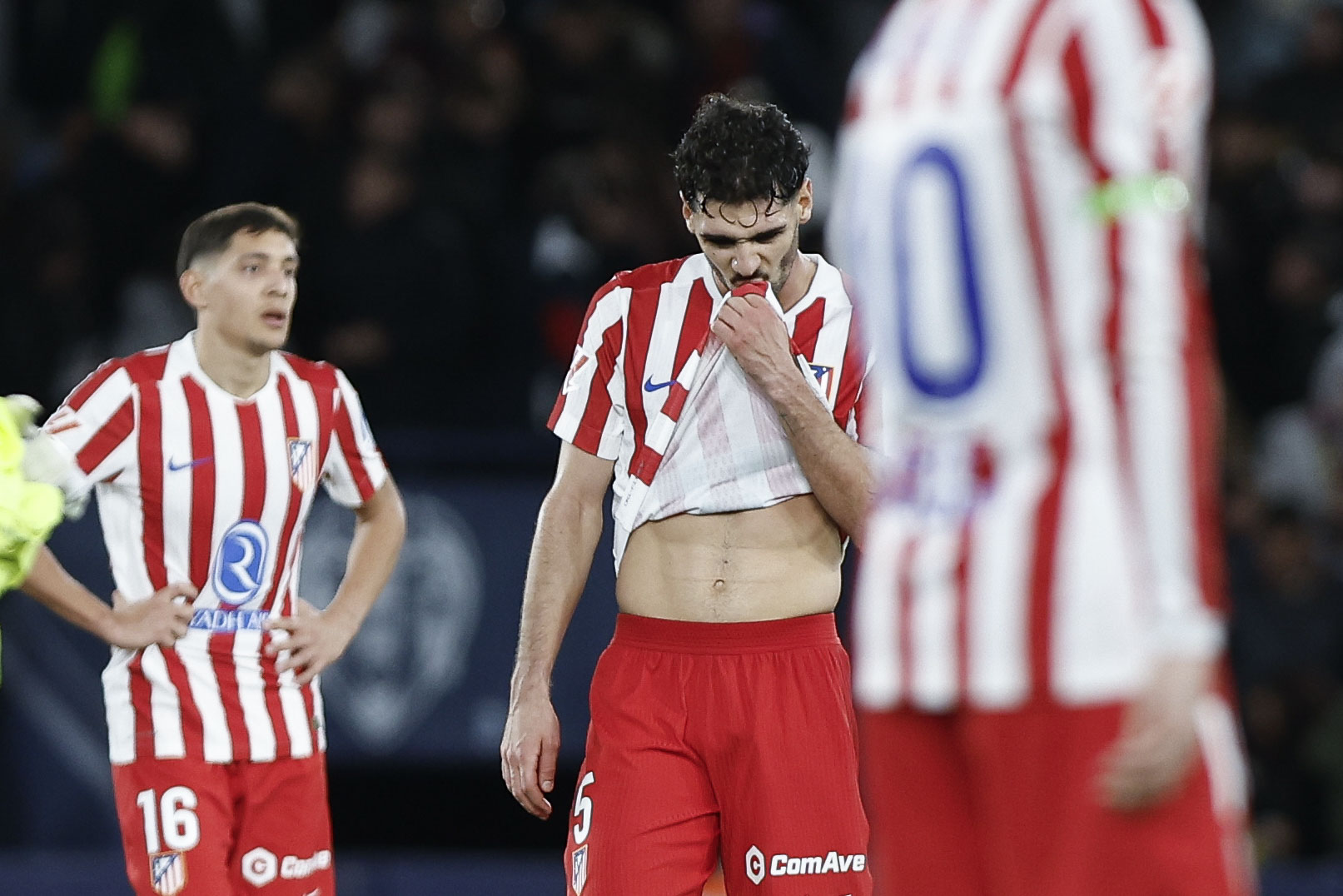VALENCIA, 31/01/2026.- El centrocampista del Atlético de Madrid Johnny Cardoso (c) al término del encuentro correspondiente a la jornada 22 de LaLiga EA Sports entre Levante UD y Atlético de Madrid celebrado este sábado en el Estadio Ciutat de València. EFE/ Biel Aliño
