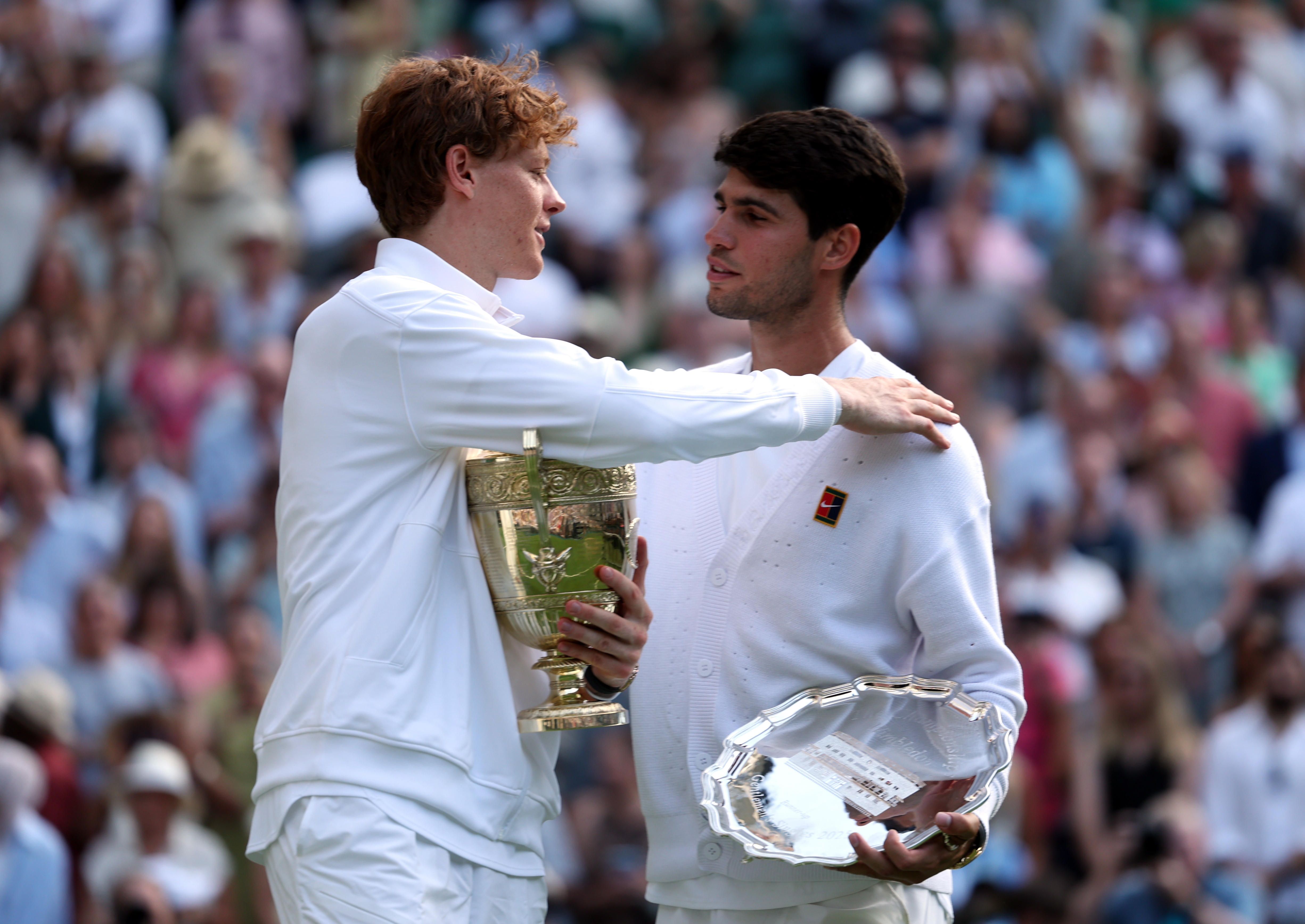 Wimbledon (United Kingdom), 13/07/2025.- Jannik Sinner of Italy (L) celebrates with the trophy after winning the Men's Singles final match against Carlos Alcaraz of Spain (R) with his runner-up trophy at the Wimbledon Championships, Wimbledon, Britain, 13 July 2025. (Tenis, Italia, España, Reino Unido) EFE/EPA/NEIL HALL EDITORIAL USE ONLY
