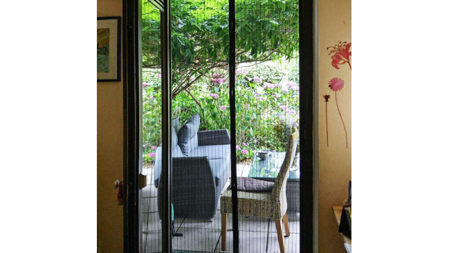Lidl tiene una puerta corredera mosquitera que puedes instalar en la puerta  del balcón o de la terraza