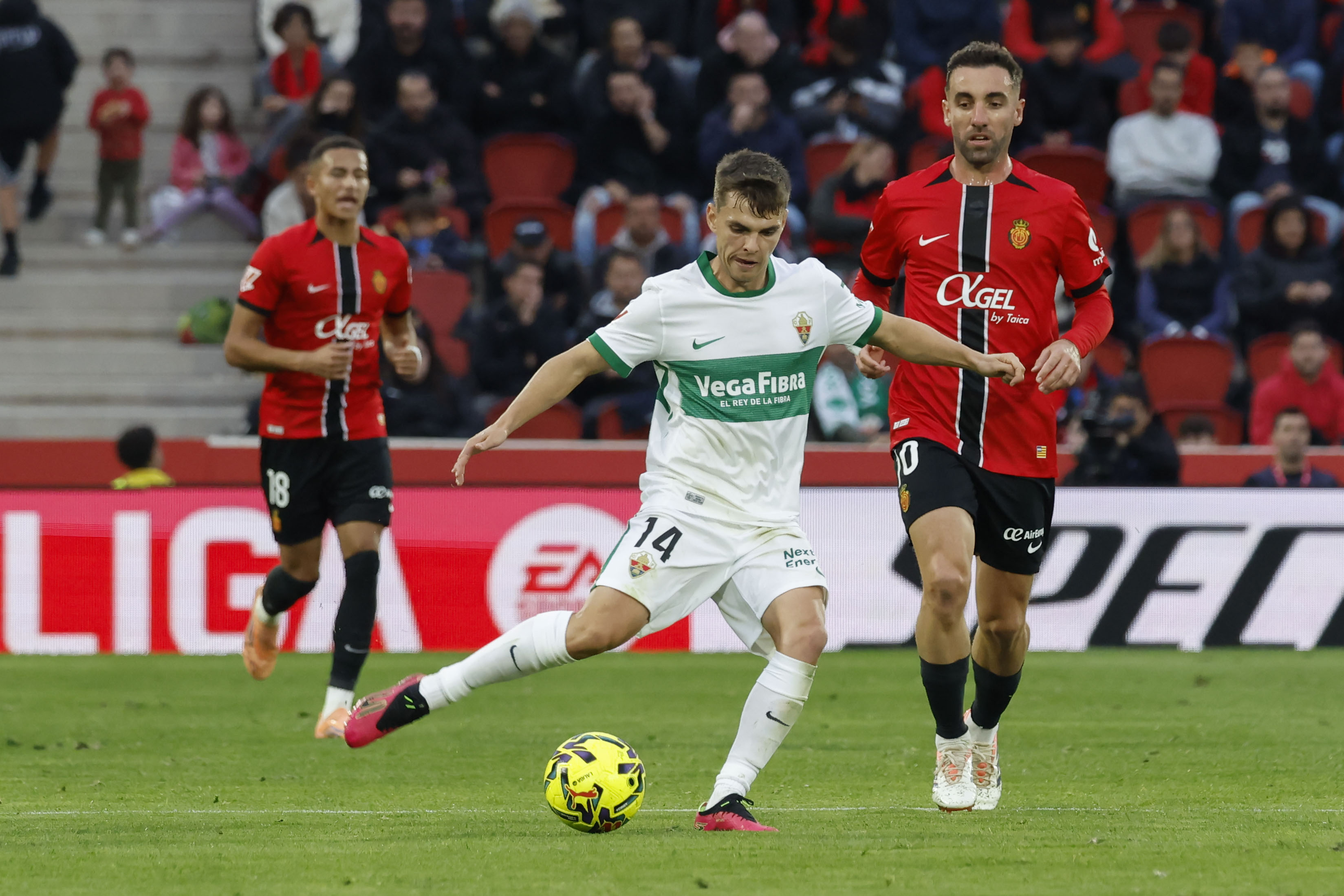 PALMA DE MALLORCA, 13/12/2025.- El centrocampista del Elche Aleix Febas (c) durante el encuentro correspondiente a la jornada 16 de LaLiga EA Sports entre el RCD Mallorca y el Elche disputado este sábado en Son Moix. EFE/ Cati Cladera
