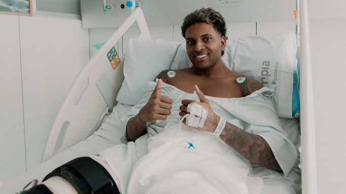 Rodrygo, tras ser operado de la rodilla derecha.