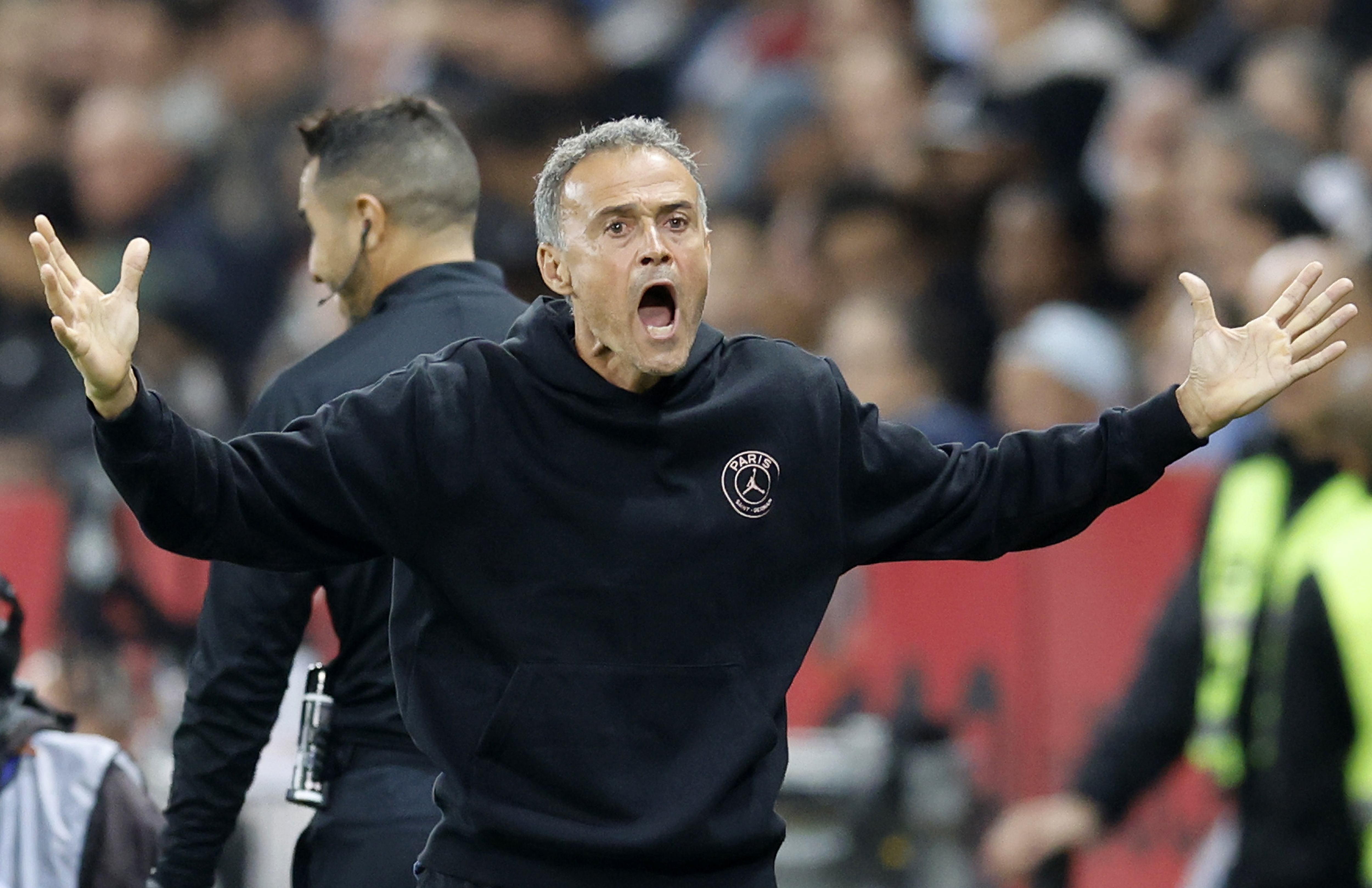 Nice (France), 06/10/2024.- Paris Saint Germain's head coach Luis Enrique gestures during the French Ligue 1 soccer match OGC Nice vs Paris Saint Germain at the Allianz Riviera stadium, in Nice, France, 06 October 2024. (Francia, Niza) EFE/EPA/SEBASTIEN NOGIER
