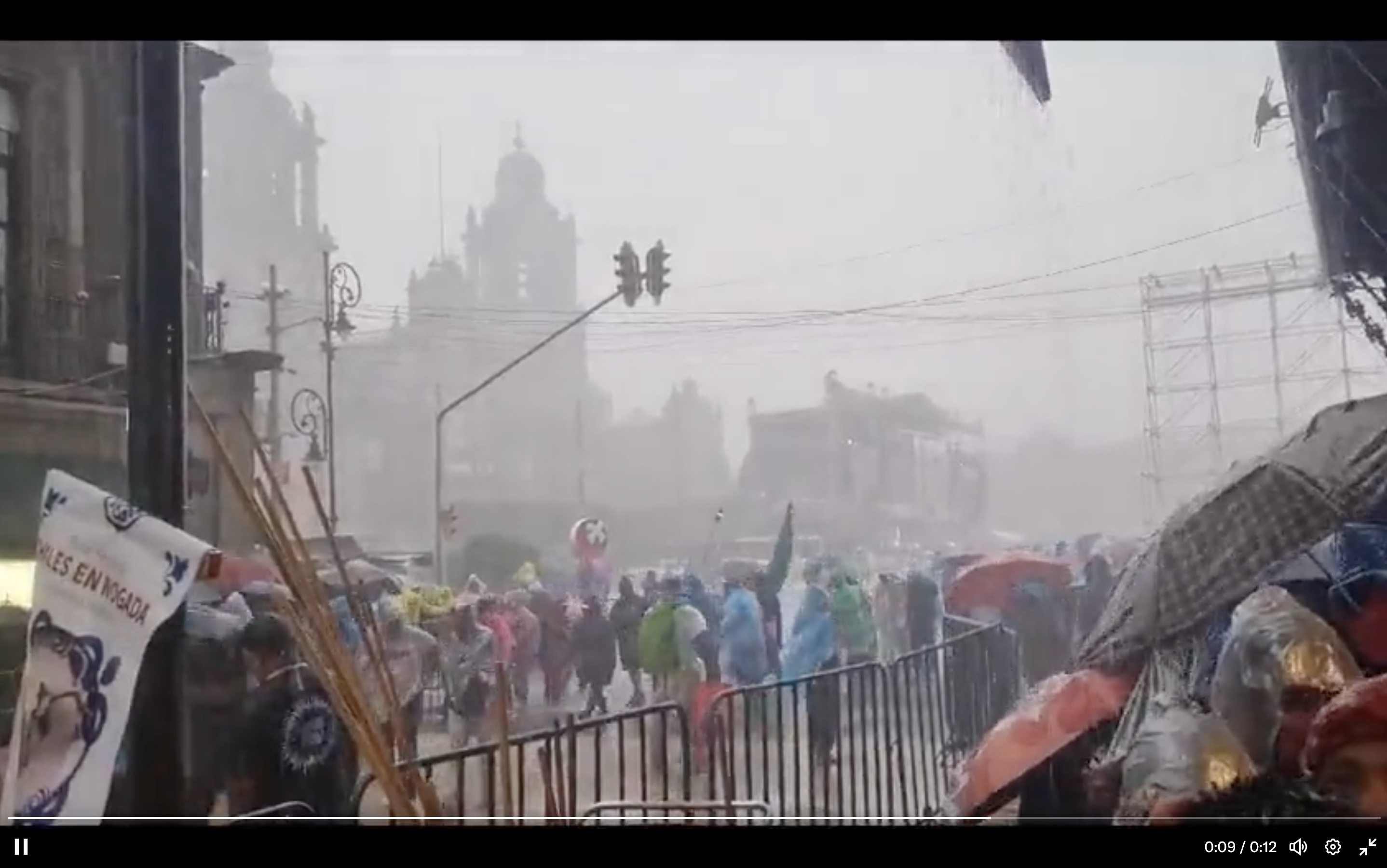 Video: Lluvia sorprende a los asistentes al zócalo para el Grito de Independencia