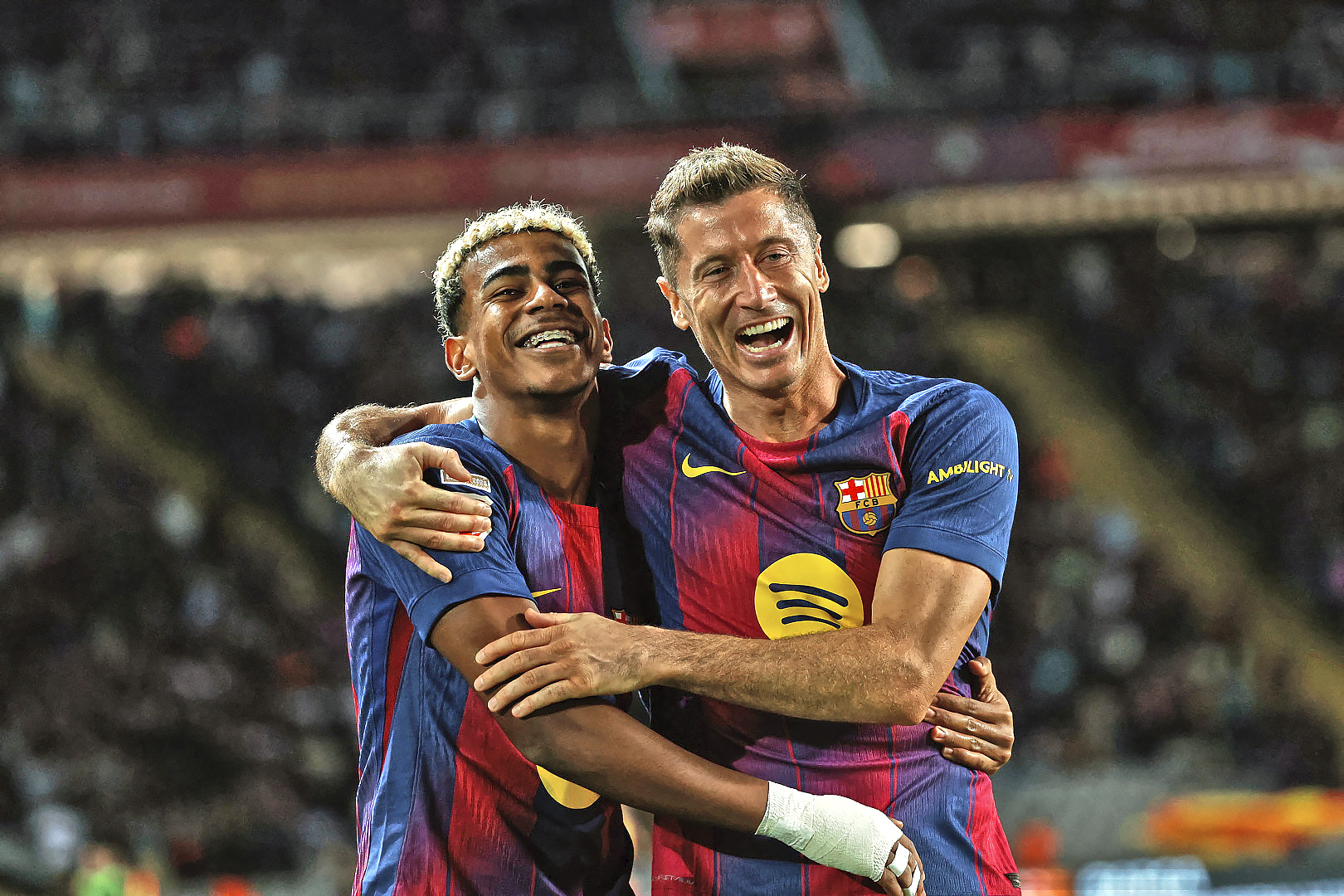 2-1. Robert Lewandowski celebra el segundo gol con Lamine Yamal.