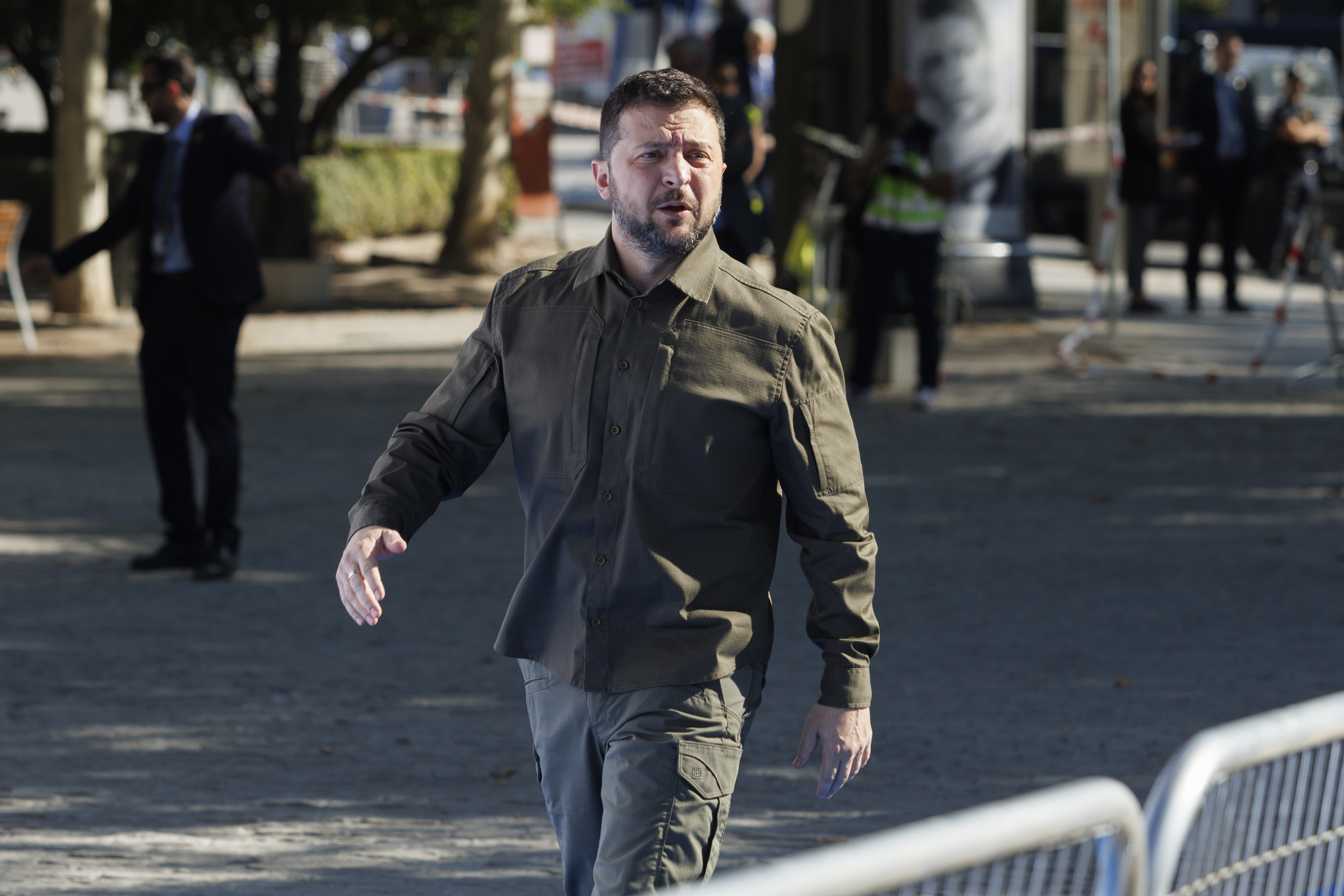 El presidente de Ucrania, Volodimir Zelenski, a su llegada al Palacio de Congresos de Granada para participar en la cumbre de la Comunidad Política Europea (CPE), a 5 de octubre de 2023, en Granada, Andalucía (España). 50 jefes de Estado y de Gobierno europeos asisten hoy a la cumbre de la Comunidad Política Europea (CPE), una de las reuniones que se celebran con motivo de la Presidencia española de la UE. Se trata de la tercera cita de este foro intergubernamental que tiene como objetivo principal mostrar la unidad europea frente a Rusia. Entre los asistentes estarán los líderes de los 27 estados miembro de la UE, así como el primer ministro británico, el presidente turco, o los dirigentes de los países de los Balcanes Occidentales.
05 OCTUBRE 2023
Álex Cámara / Europa Press
05/10/2023