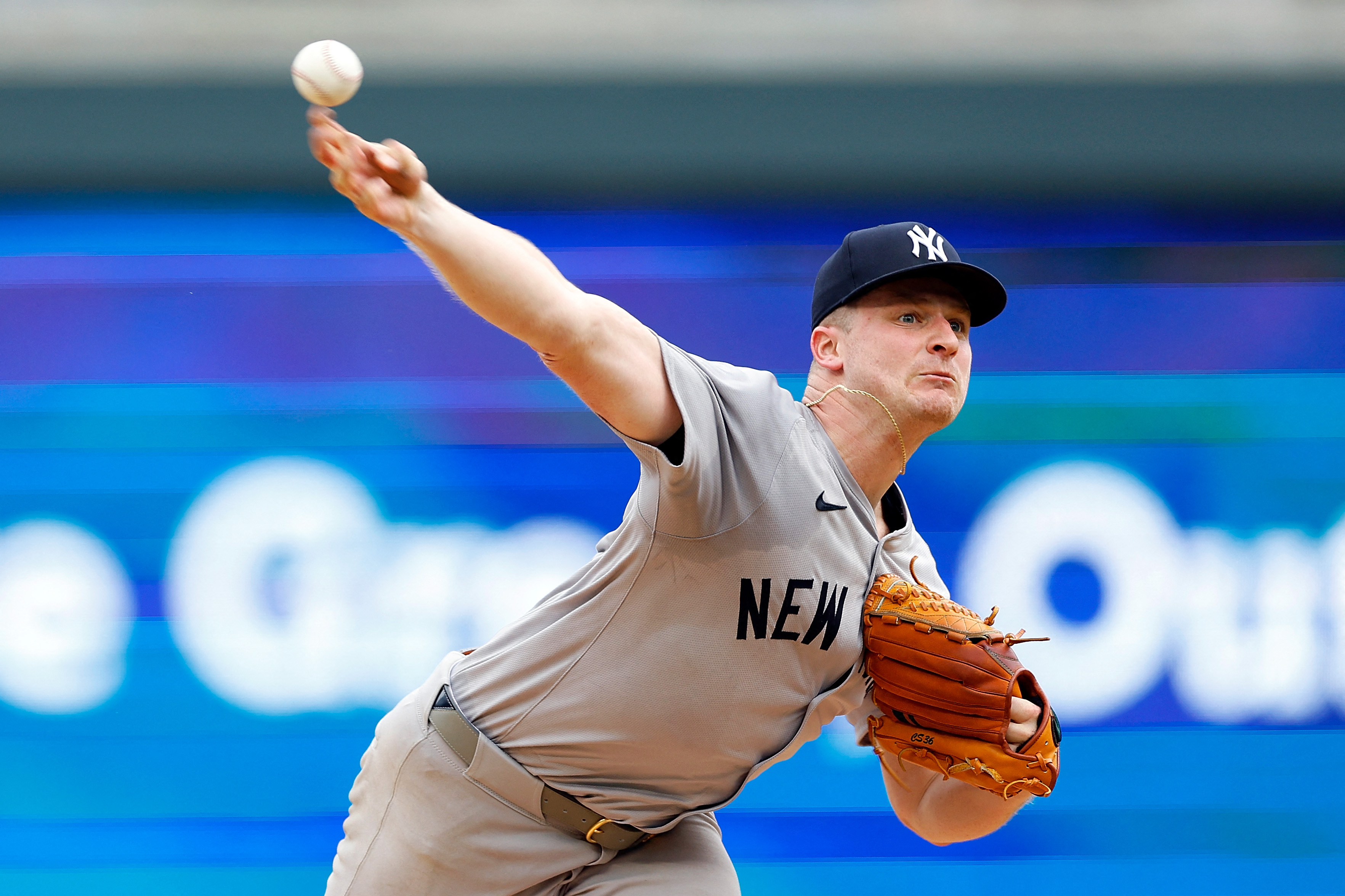 Clarke Schmidt #36 de los New York Yankees lanza contra los Minnesota Twins durante la temporada regular.