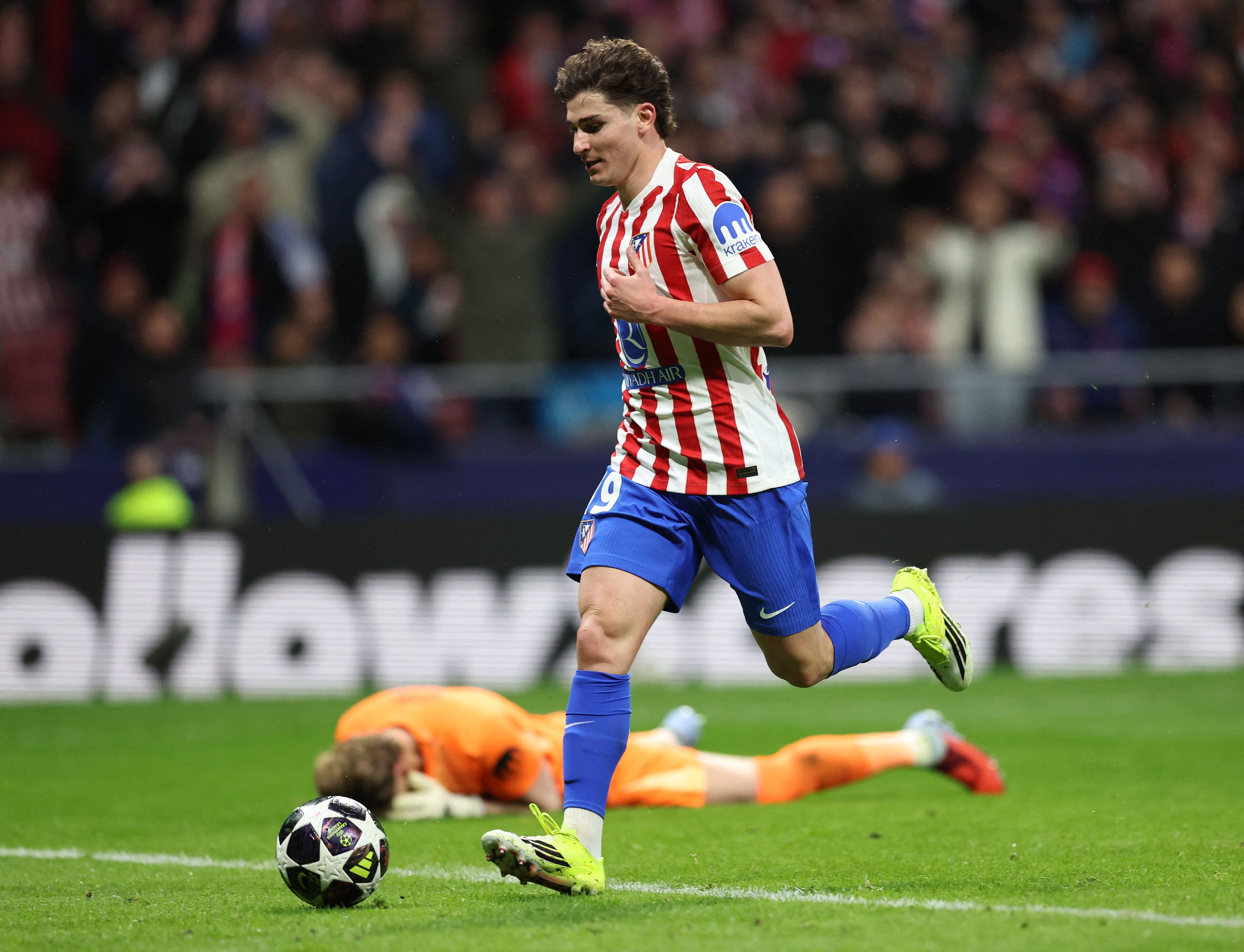 Soccer Football - UEFA Champions League - Round of 16 - First Leg - Atletico Madrid v Tottenham Hotspur - Riyadh Air Metropolitano, Madrid, Spain - March 10, 2026 Atletico Madrid's Julian Alvarez scores their third goal REUTERS/Violeta Santos Moura