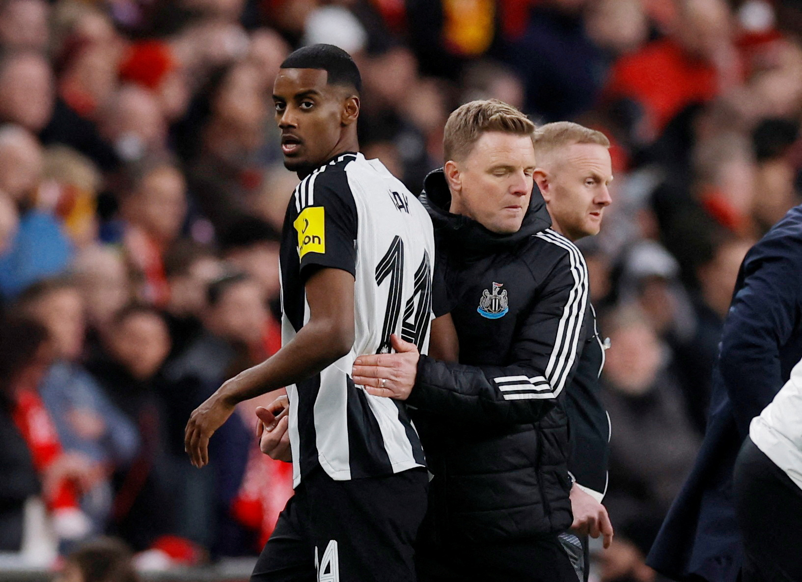 FILE PHOTO: Soccer Football - Carabao Cup - Final - Liverpool v Newcastle United - Wembley Stadium, London, Britain - March 16, 2025 Newcastle United's Alexander Isak with manager Eddie Howe after being substituted Action Images via Reuters/Andrew Couldridge EDITORIAL USE ONLY. NO USE WITH UNAUTHORIZED AUDIO, VIDEO, DATA, FIXTURE LISTS, CLUB/LEAGUE LOGOS OR 'LIVE' SERVICES. ONLINE IN-MATCH USE LIMITED TO 120 IMAGES, NO VIDEO EMULATION. NO USE IN BETTING, GAMES OR SINGLE CLUB/LEAGUE/PLAYER PUBLICATIONS. PLEASE CONTACT YOUR ACCOUNT REPRESENTATIVE FOR FURTHER DETAILS../File Photo