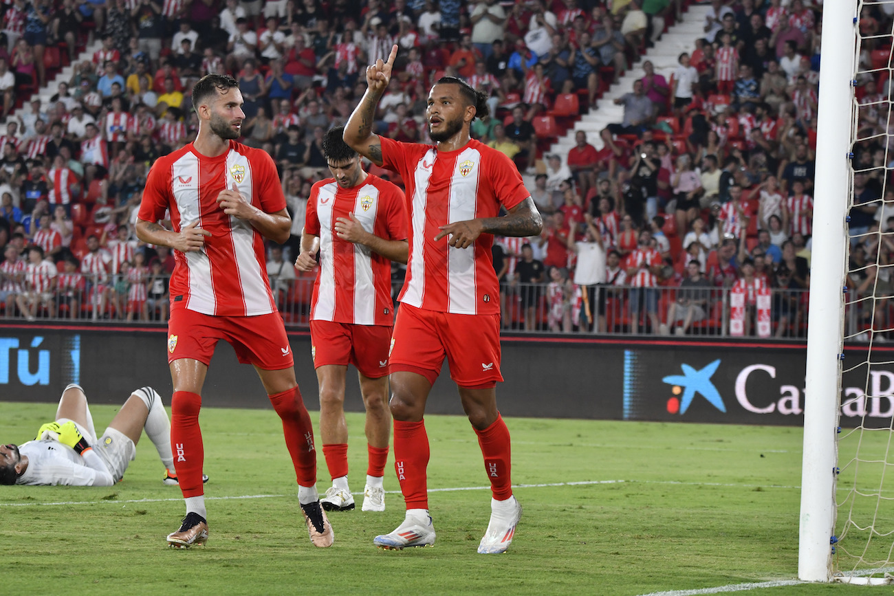 Luis Suárez, celebrando un gol en el amistoso entre la UD Almería y el Al Nassr FC.