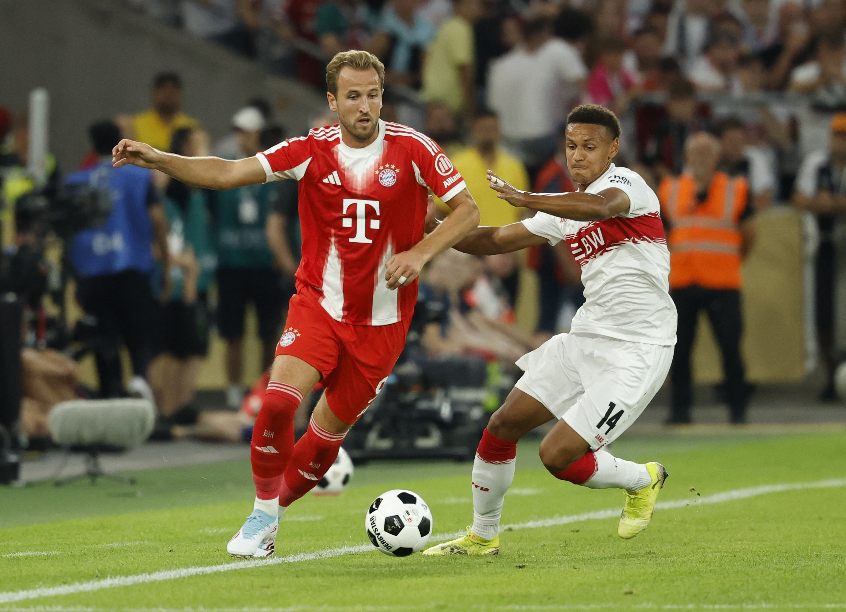 Soccer Football - Franz Beckenbauer Supercup 2025 - VFB Stuttgart v Bayern Munich - MHPArena, Stuttgart, Germany - August 16, 2025 Bayern Munich's Harry Kane in action with VfB Stuttgart's Luca Jaquez REUTERS/Heiko Becker