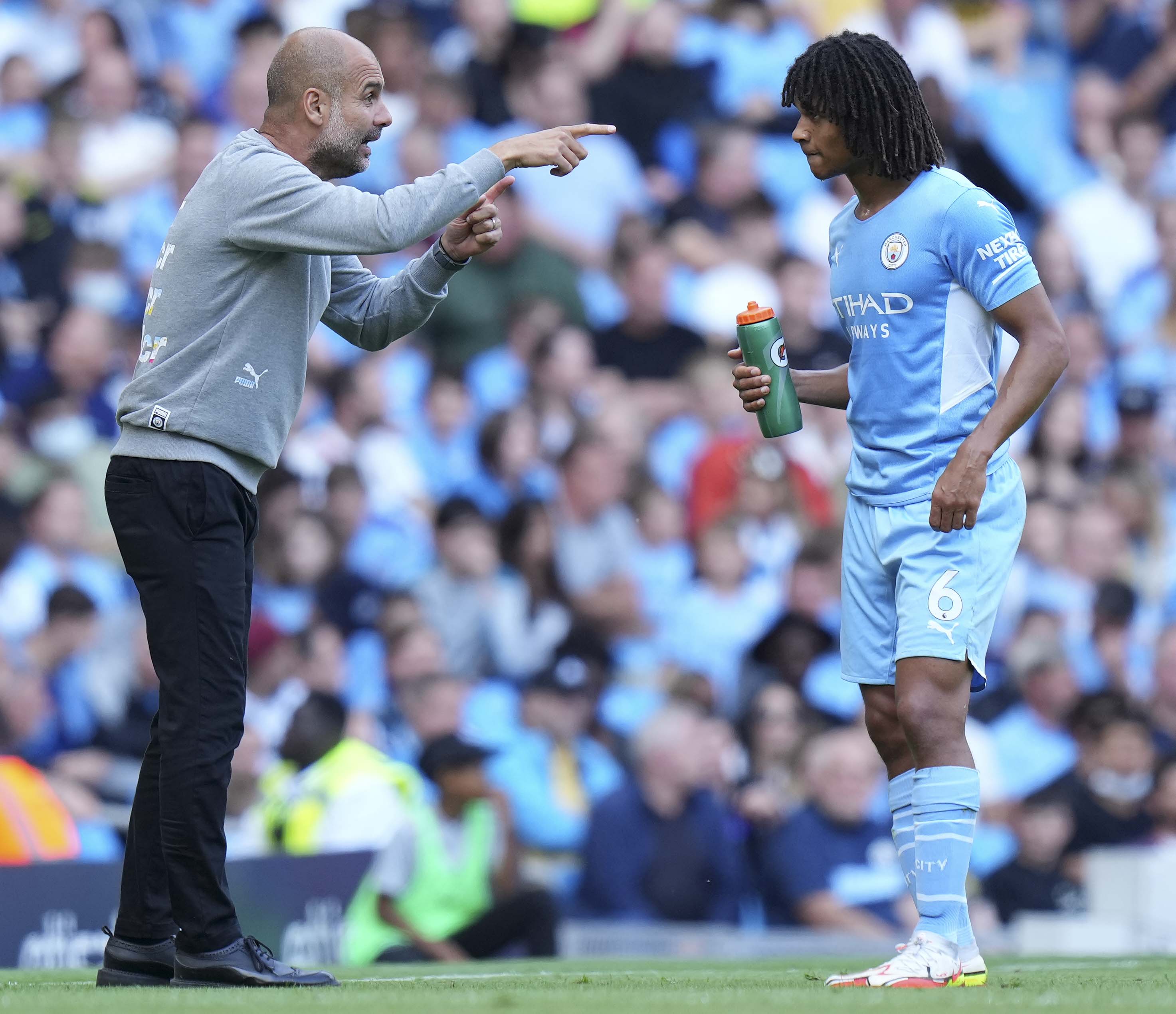 Pep Guardiola y Nathan Aké.
