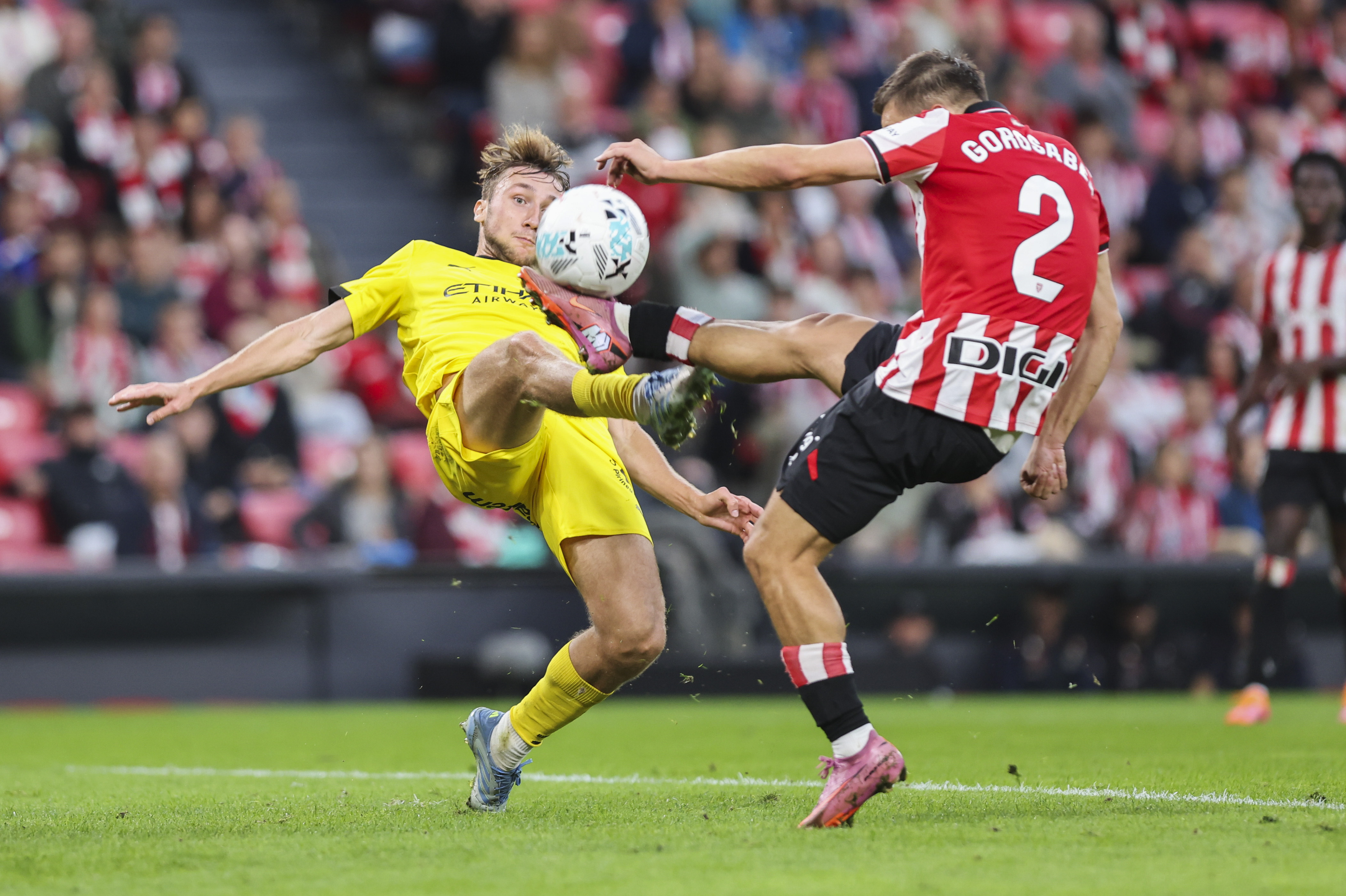 BILBAO, 23/09/2025.- El delantero ucraniano del Girona Vladyslav Vanat (i) disputa el balón ante el defensa del Athletic, Gorosabel, durante el partido de la jornada 6 de LaLiga EA Sports entre el Athletic Club y el Girona, este martes en el estadio de San Mamés en Bilbao.- EFE/Luis Tejido
