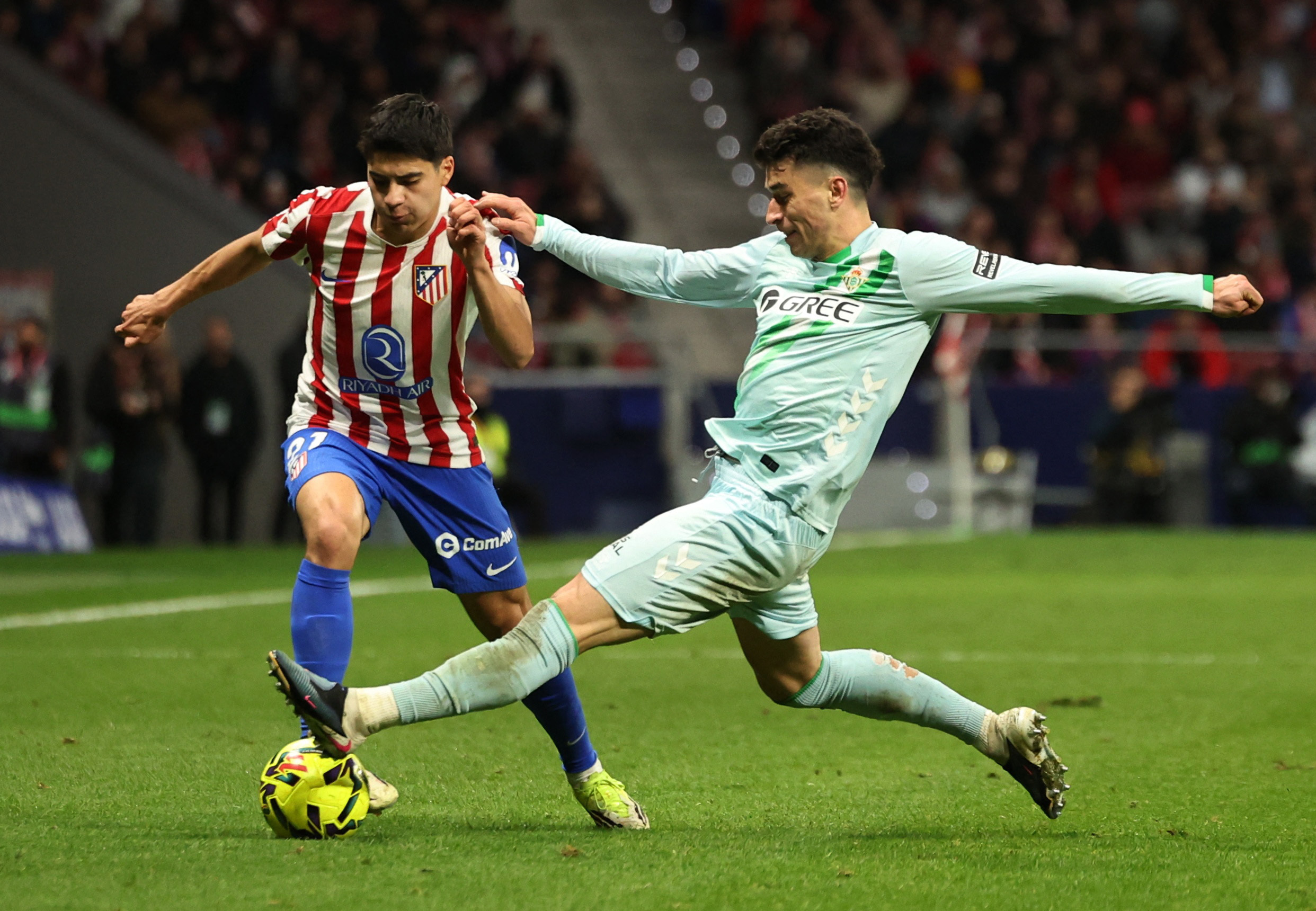 Soccer Football - LaLiga - Atletico Madrid v Real Betis - Riyadh Air Metropolitano, Madrid, Spain - February 8, 2026 Atletico Madrid's Obed Vargas in action with Real Betis' Marc Roca REUTERS/Violeta Santos Moura