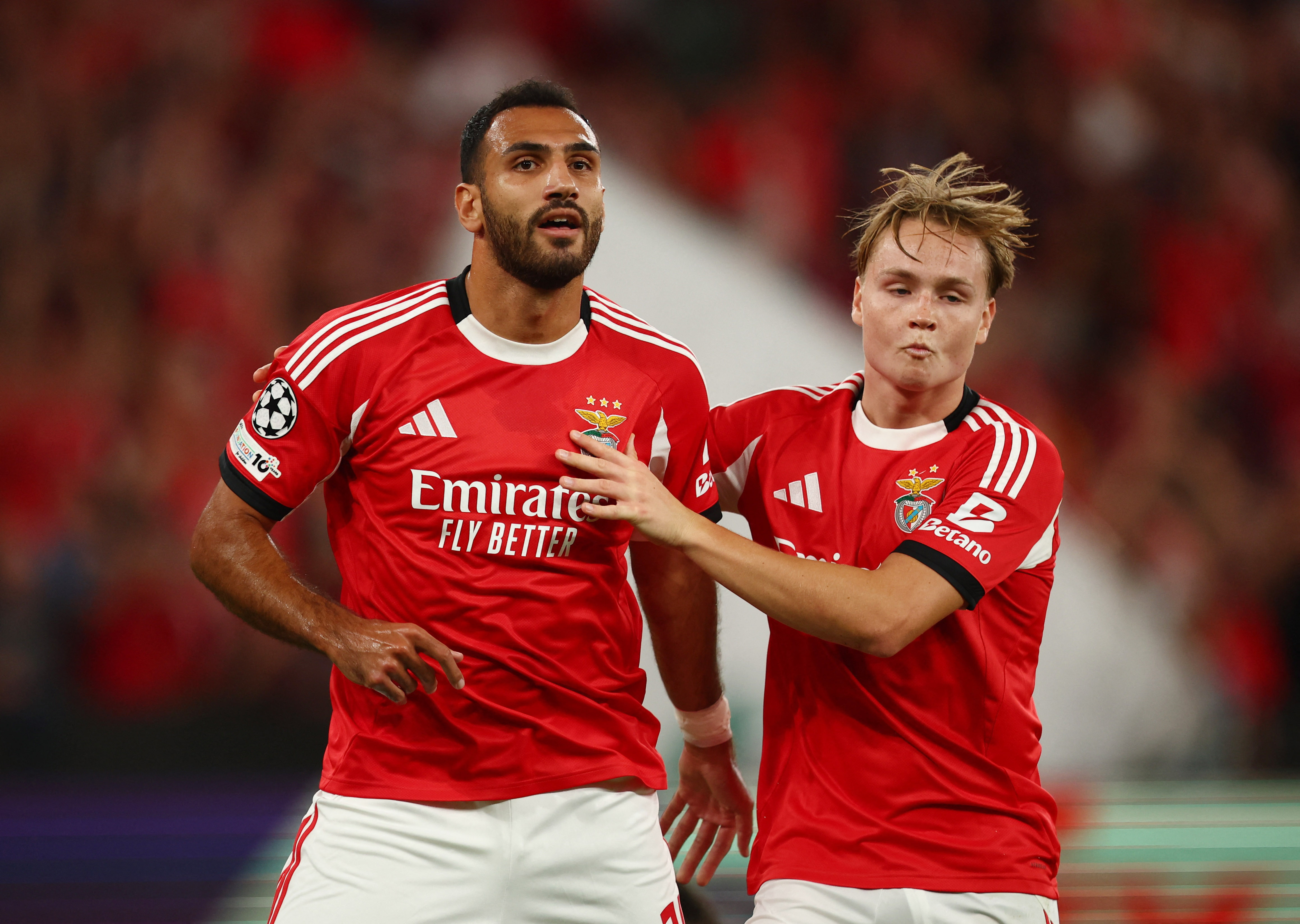 Pavlidis y Schjelderup celebran un tanto en Champions ante el Qarabag. 16/09/2025