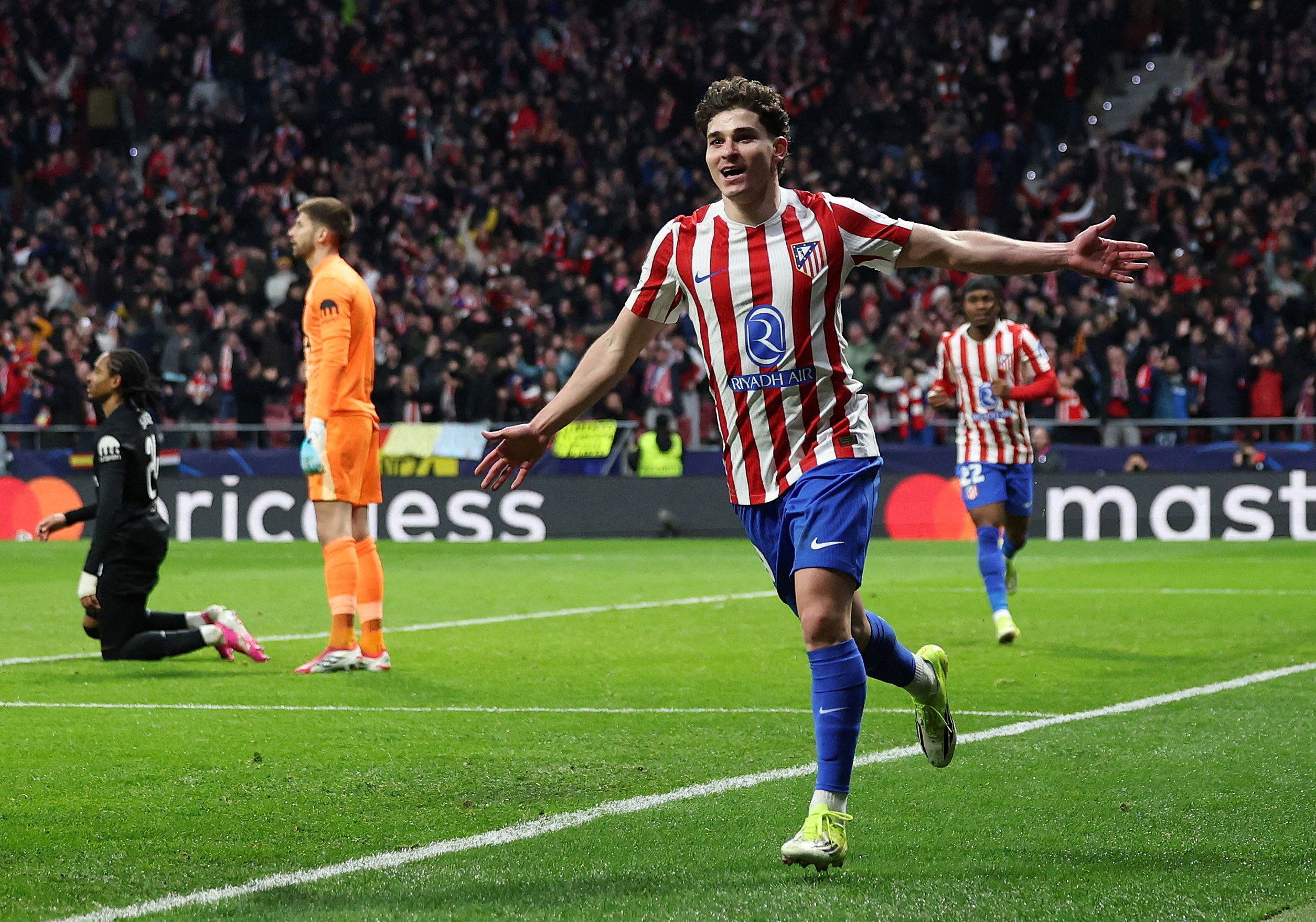 Soccer Football - UEFA Champions League - Round of 16 - First Leg - Atletico Madrid v Tottenham Hotspur - Riyadh Air Metropolitano, Madrid, Spain - March 10, 2026 Atletico Madrid's Julian Alvarez celebrates scoring their fifth goal REUTERS/Violeta Santos Moura     TPX IMAGES OF THE DAY