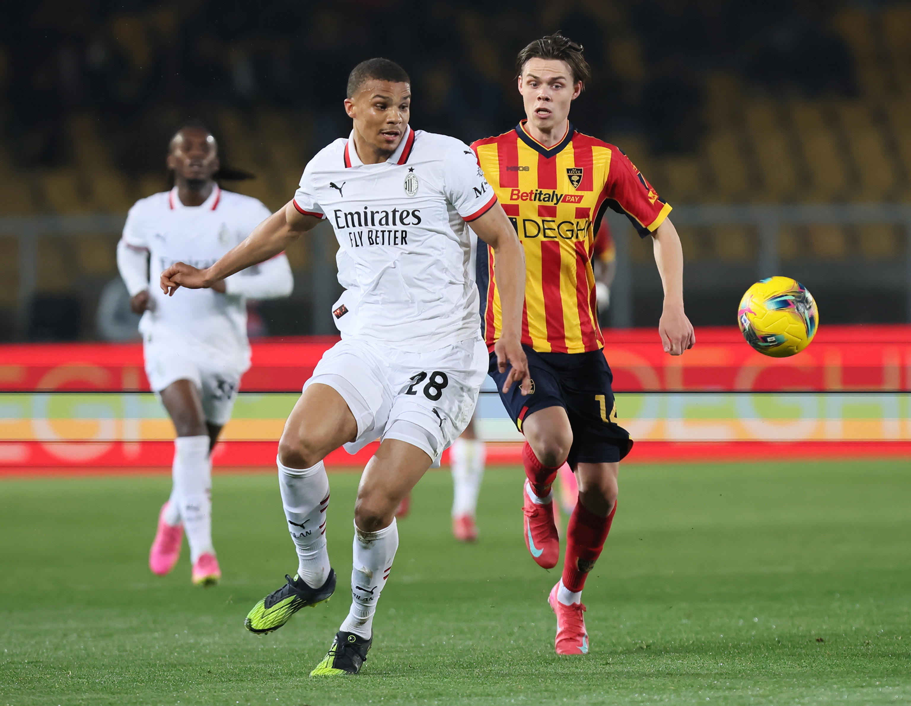 Lecce (Italy), 08/03/2025.- US Lecce's Helgason (R) and AC Milan Malick Thiaw in action during the Italian Serie A soccer match US Lecce - AC Milan at the Via del Mare stadium in Lecce, Italy, 8 March 2025. (Italia) EFE/EPA/ABBONDANZA SCURO LEZZI
