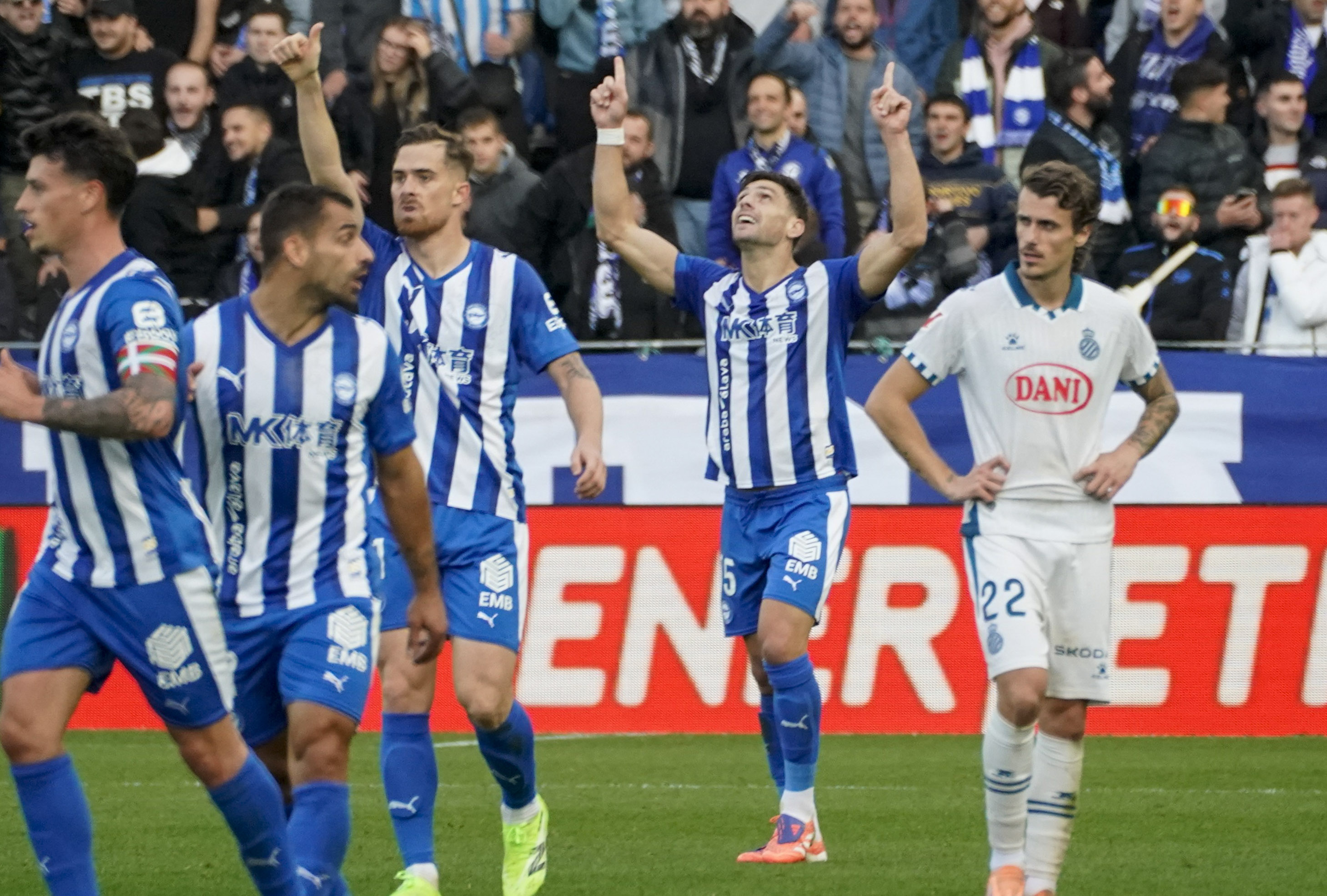VITORIA , 02/11/2025.- El delantero argentino del Alavés Lucas Boyé (2d) celebra el segundo gol del equipo en el partido de LaLiga entre el Alavés y el Espanyol disputado este domingo en el estadio de Mendizorrotza. EFE / L. Rico
